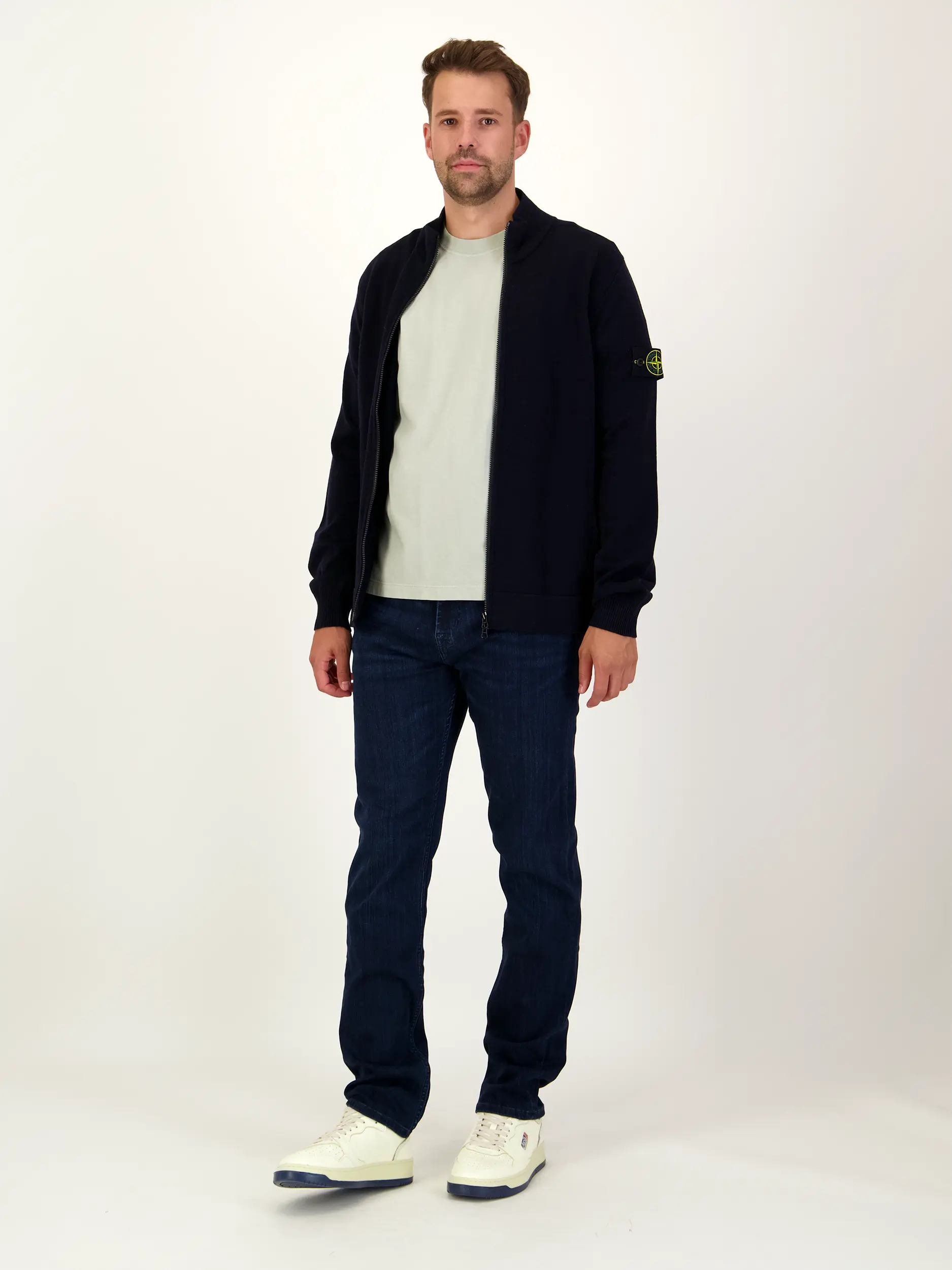 Mid Rise Slim Fit Jeans 'Slimmy Calvert' - Artikel Teil eines Outfits getragen von einem Modell - Farbe: Blau