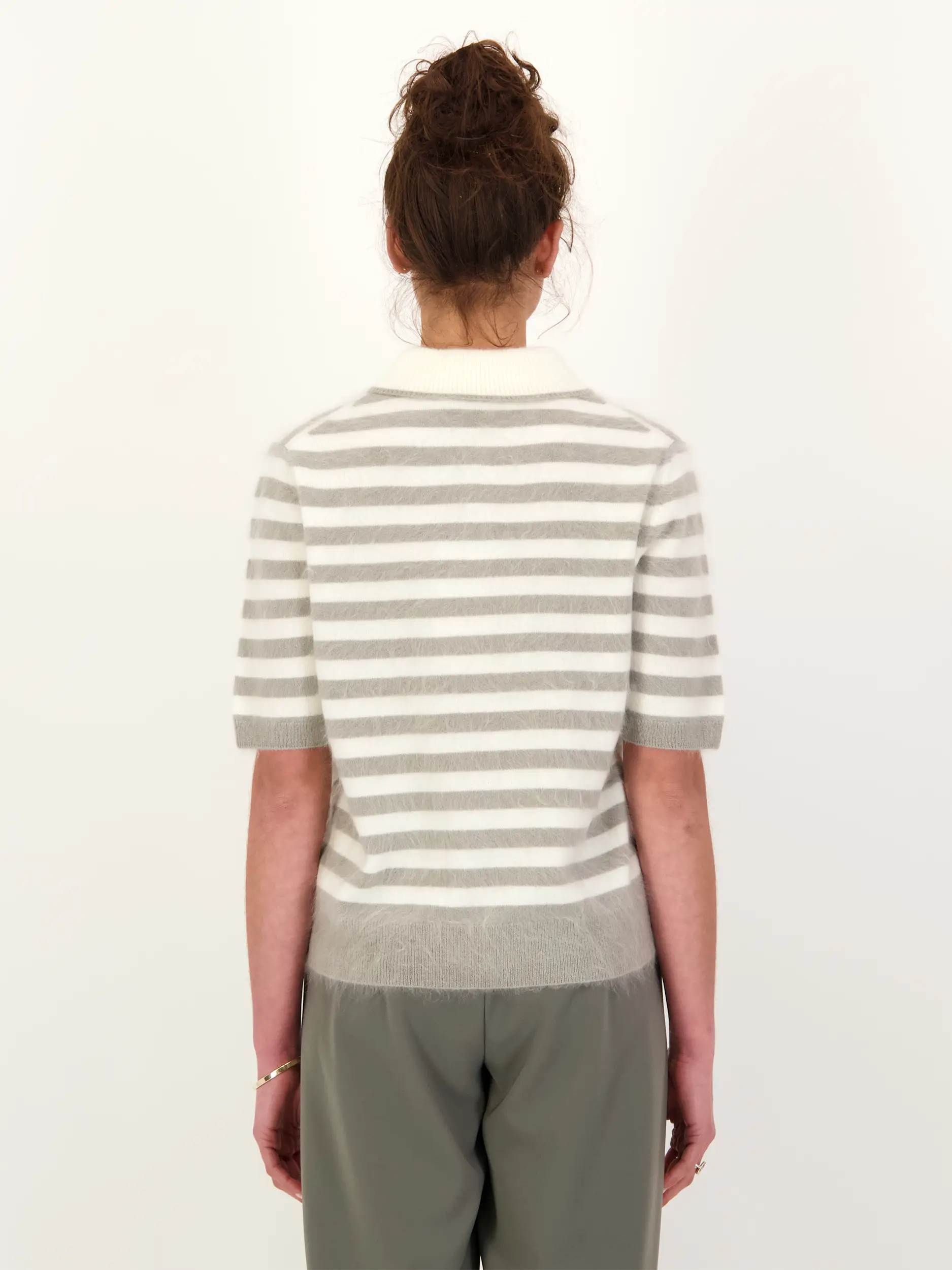 Strickpolo 'Selvastripes' - Artikel Rückseite getragen von einem Modell - Farbe: Grün