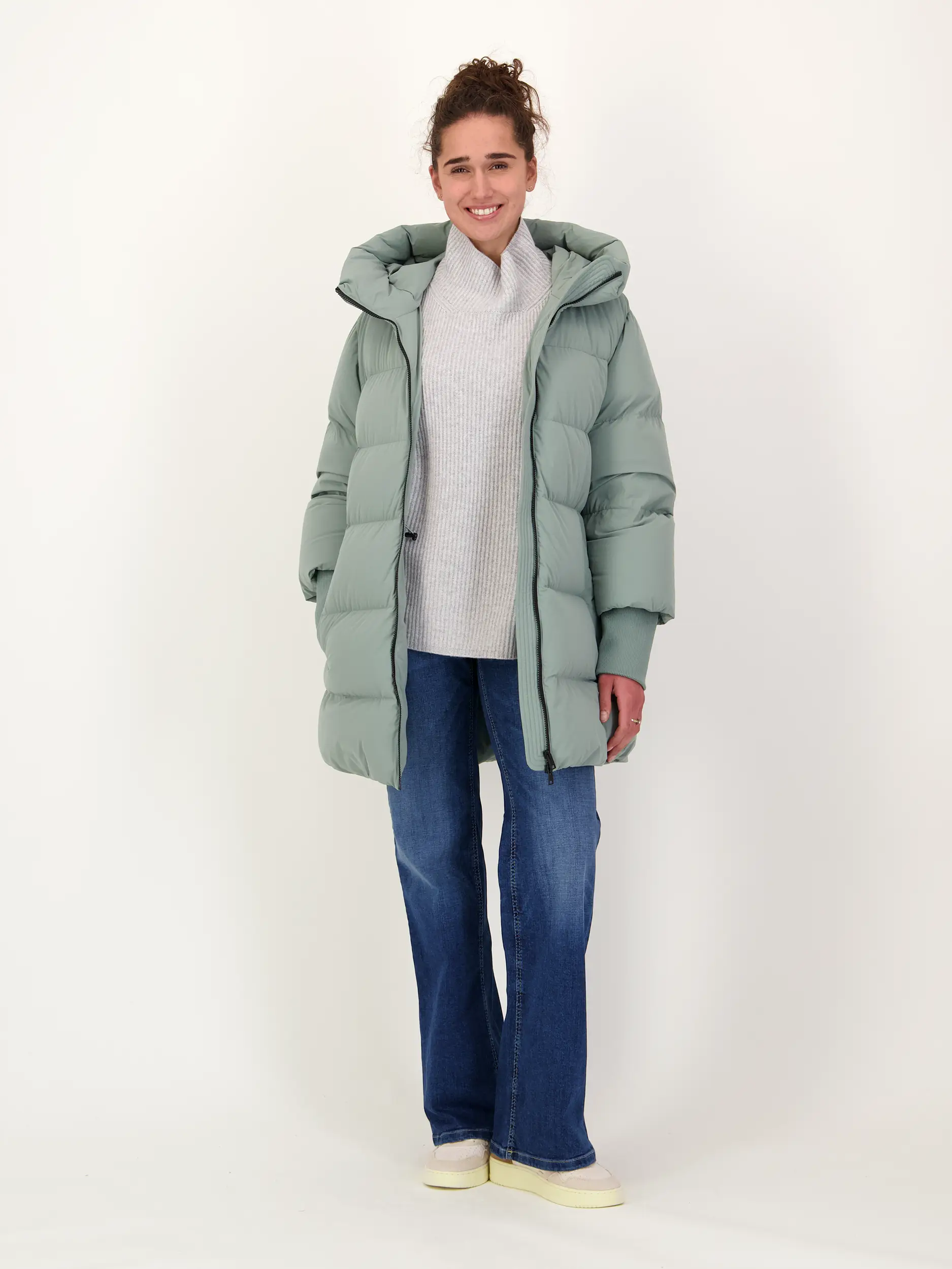 Mid Rise Flared Leg Jeans 'Tess' - Artikel Teil eines Outfits getragen von einem Modell - Farbe: Blau