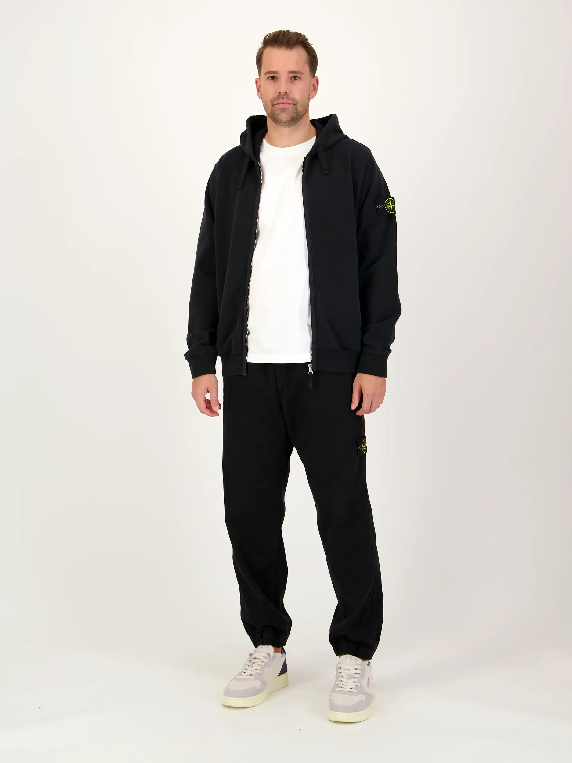 Sweatjacke - Artikel Teil eines Outfits getragen von einem Modell - Farbe: Schwarz