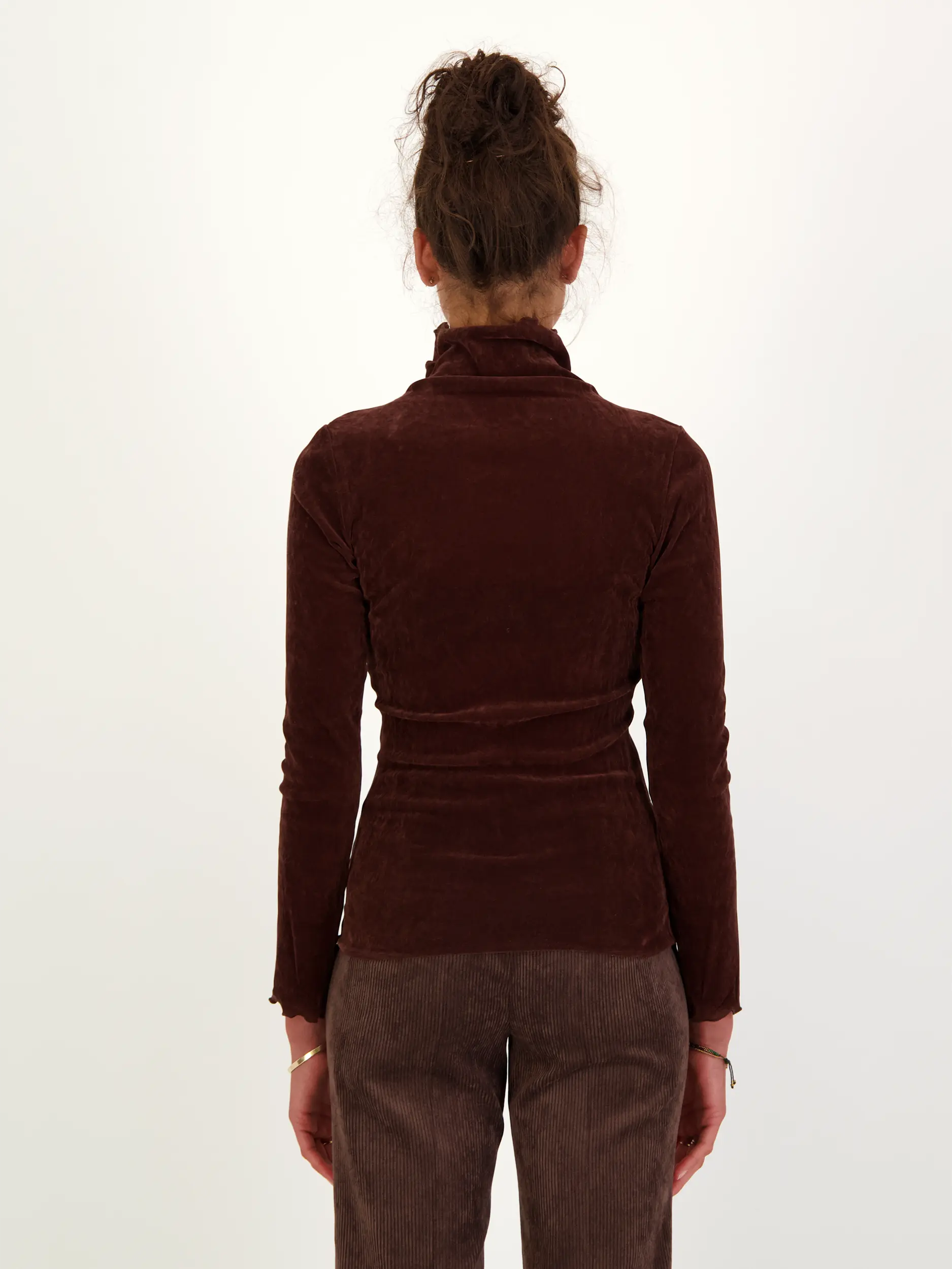 Langarmshirt aus Samt - Artikel Rückseite getragen von einem Modell - Farbe: Braun