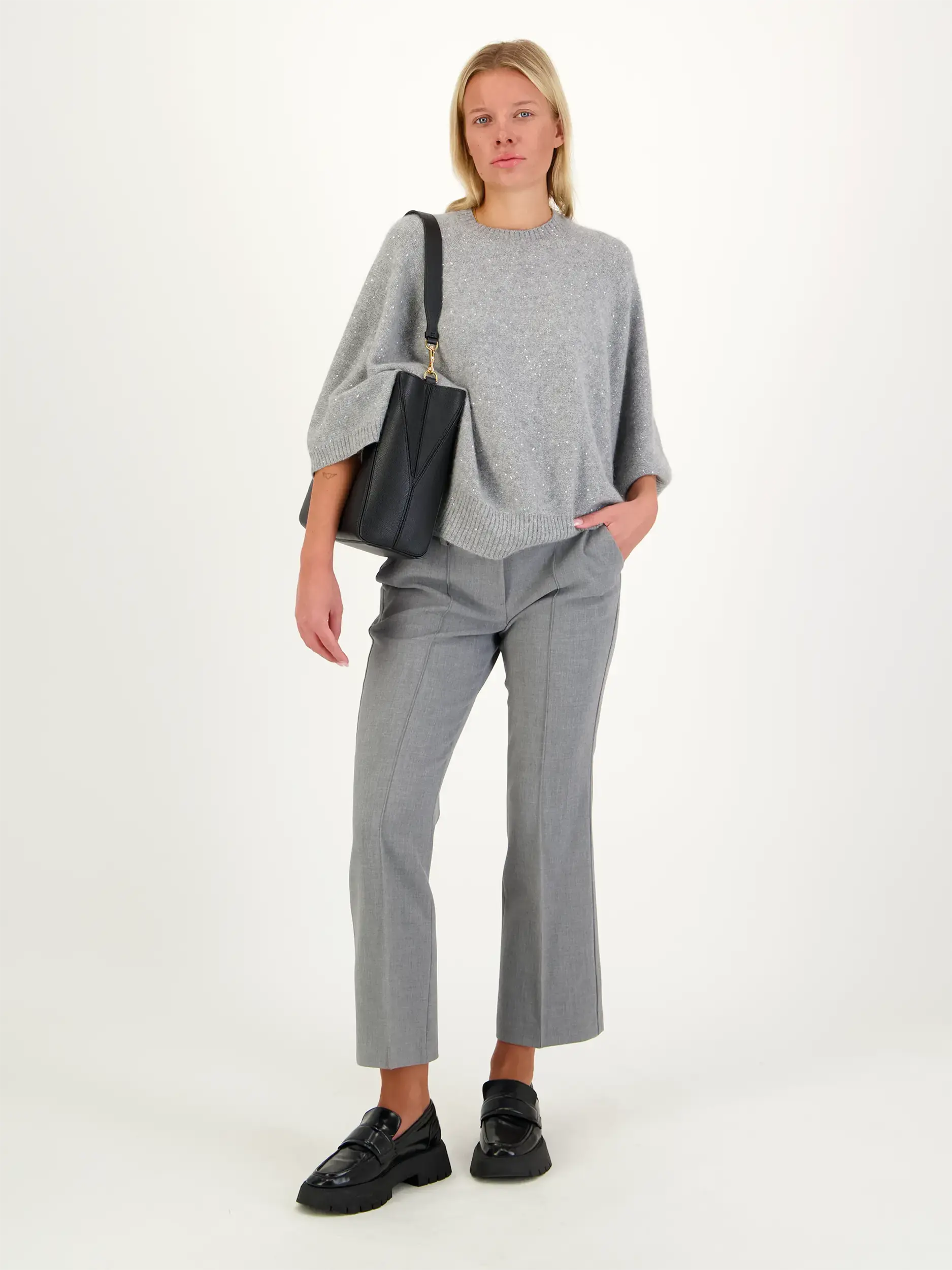 Bundfaltenhose 'Farah' - Artikel Teil eines Outfits getragen von einem Modell - Farbe: Grau