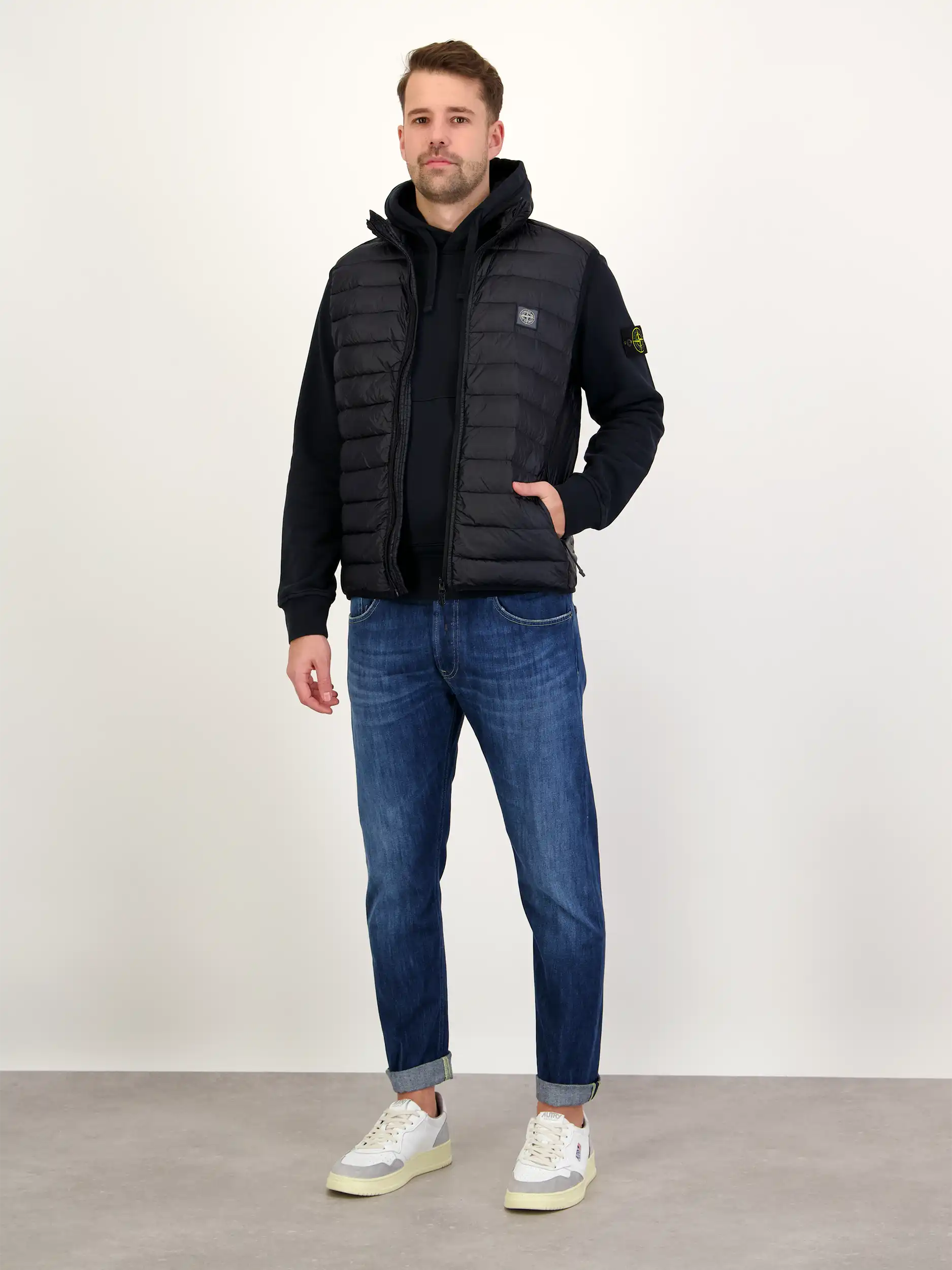 Weste - Artikel Teil eines Outfits getragen von einem Modell - Farbe: Blau