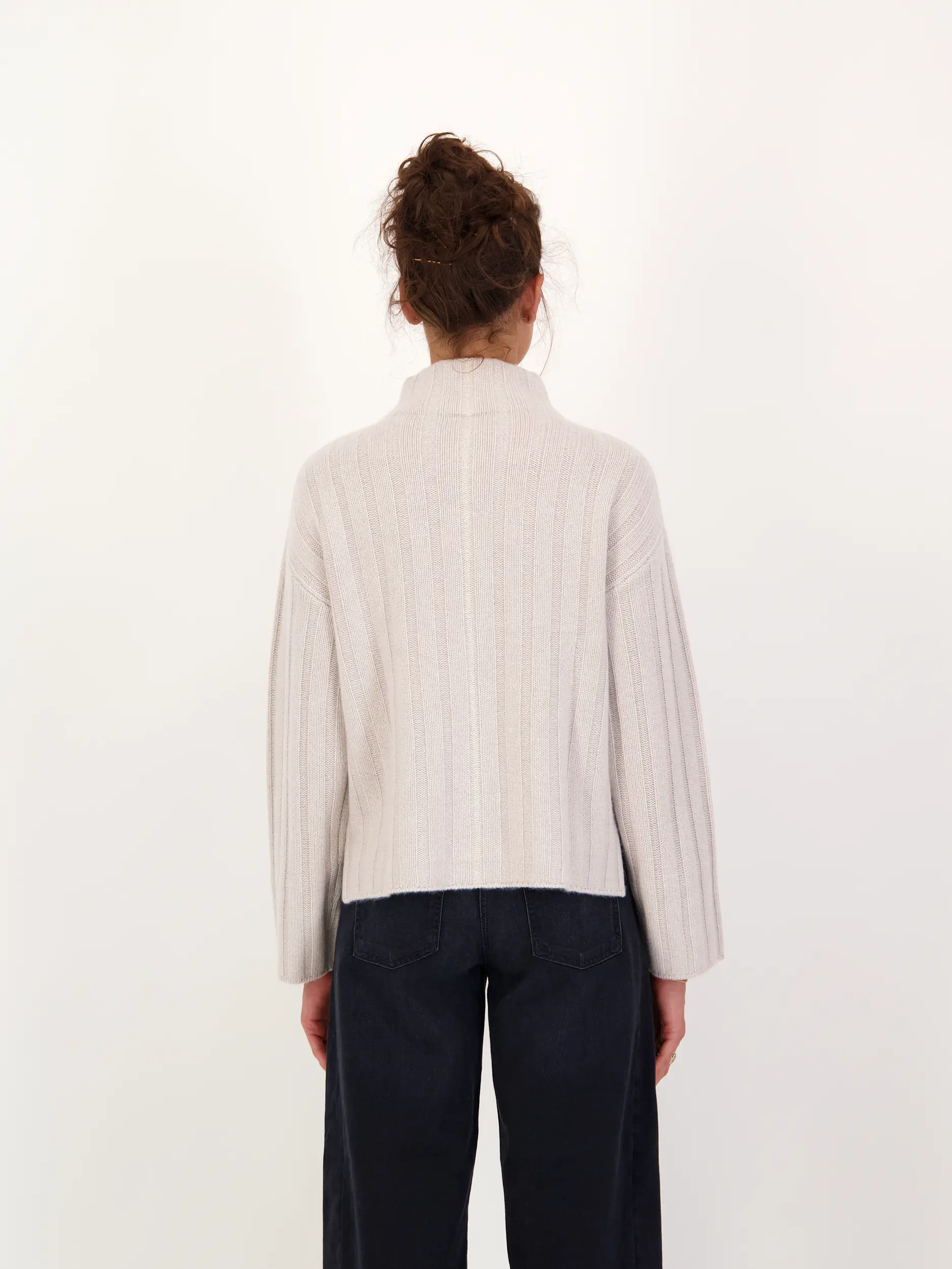 Strickjacke aus Kaschmir - Artikel Rückseite getragen von einem Modell - Farbe: Beige