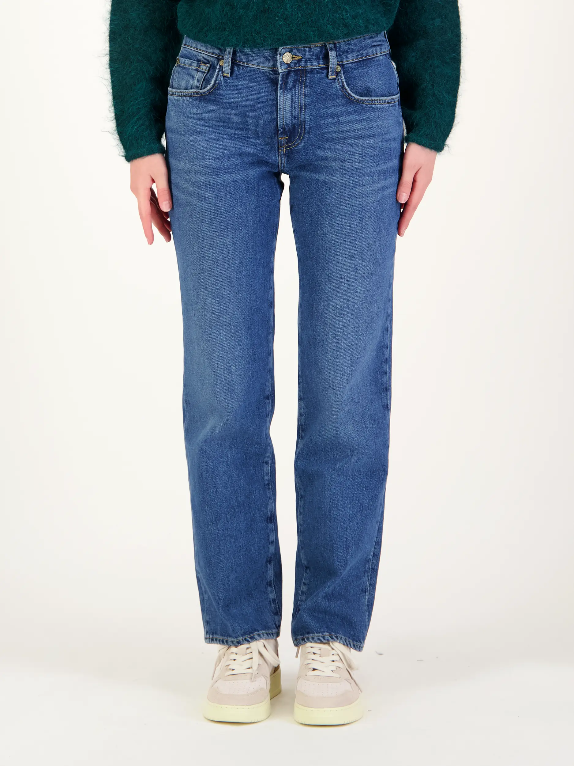 Mid Rise Straight Leg Jeans 'Calie' - Artikel Vorderseite getragen von einem Modell - Farbe: Blau