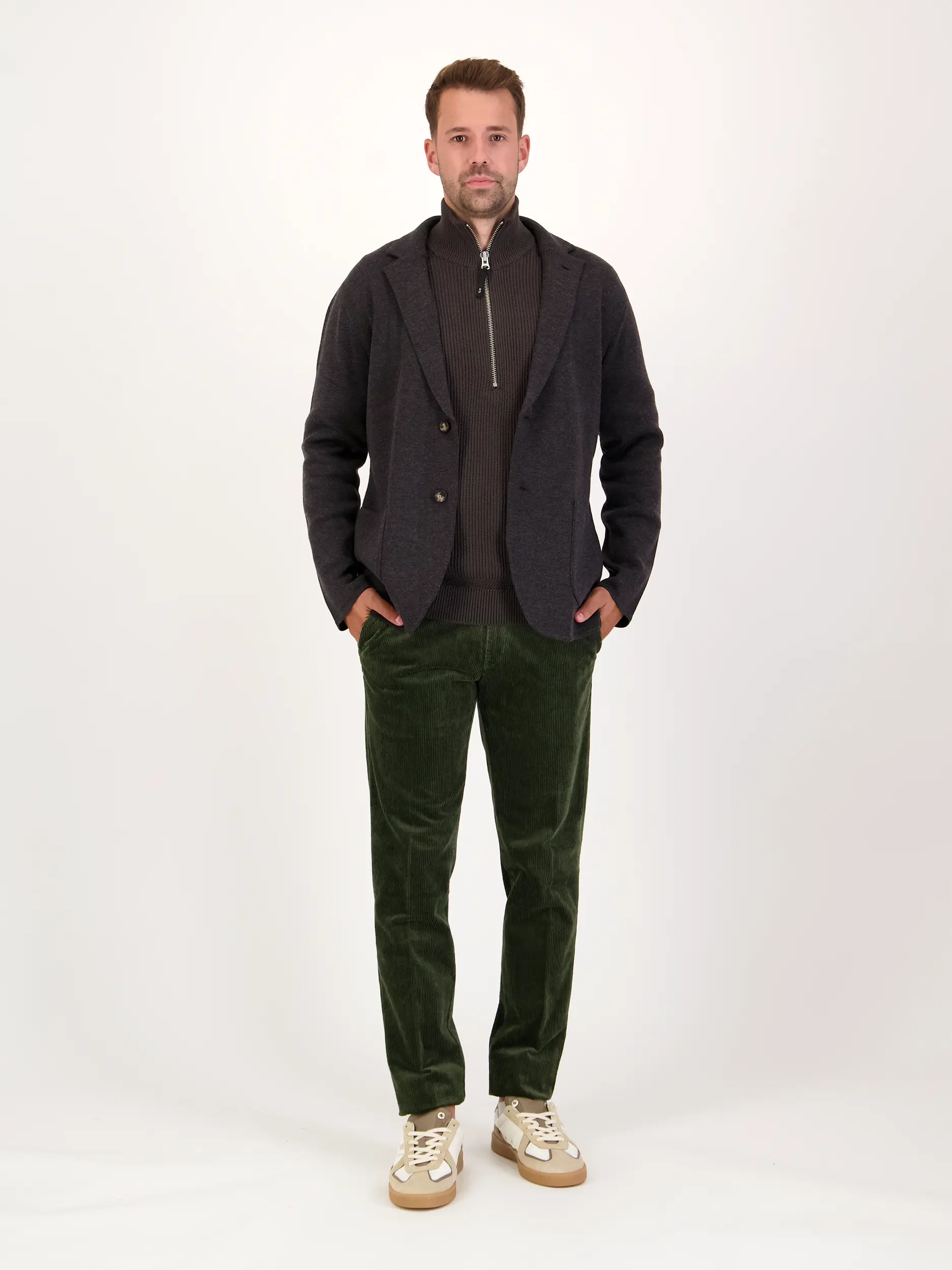 Wollsakko aus Merinowolle  - Artikel Teil eines Outfits getragen von einem Modell - Farbe: Braun