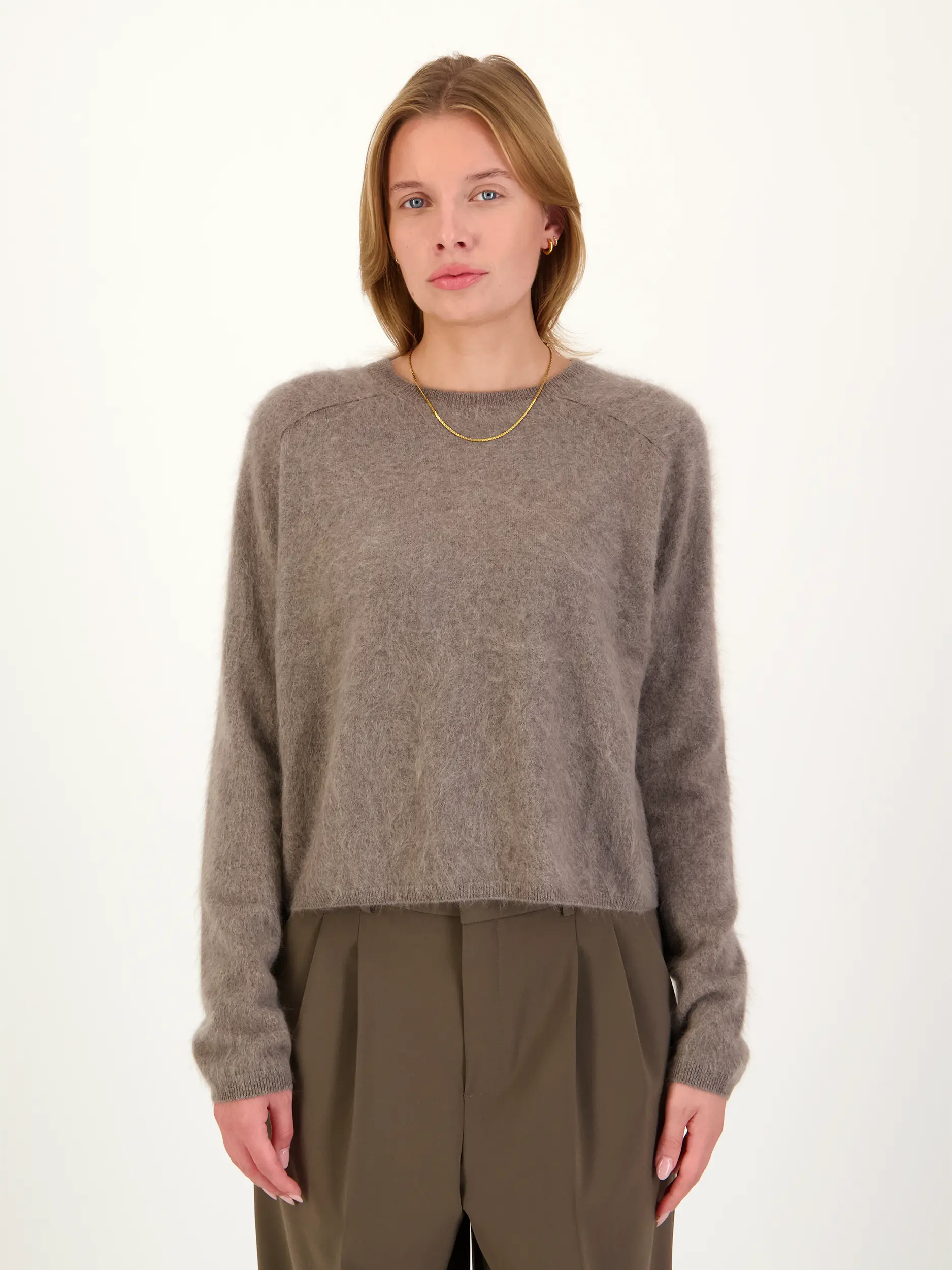 Pullover 'Lexia' aus Kaschmir langarm - Artikel Vorderseite getragen von einem Modell - Farbe: Braun