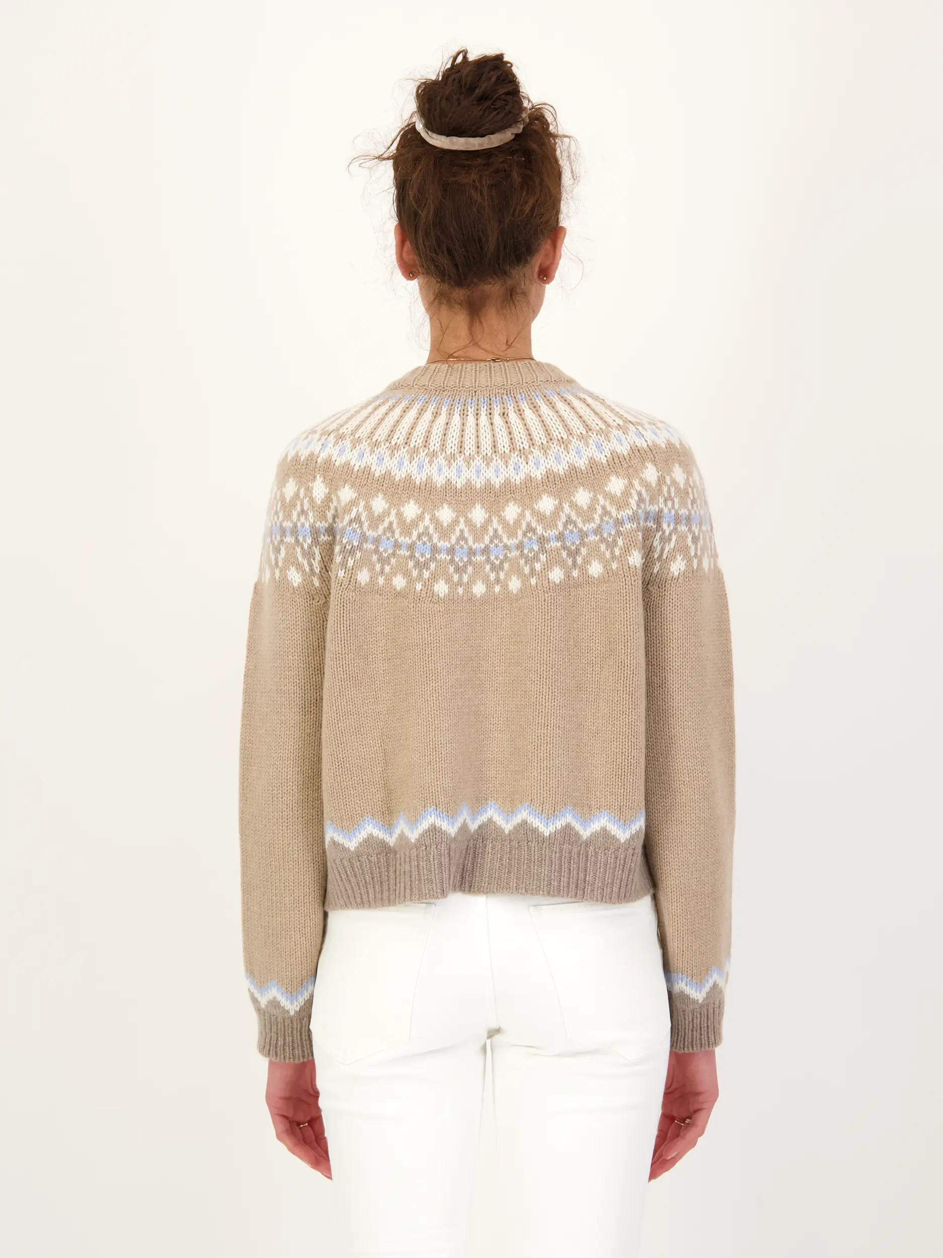 Gemusterter Pullover Studio 'Laura Fair Isle' aus Kaschmir langarm - Artikel Rückseite getragen von einem Modell - Farbe: Beige