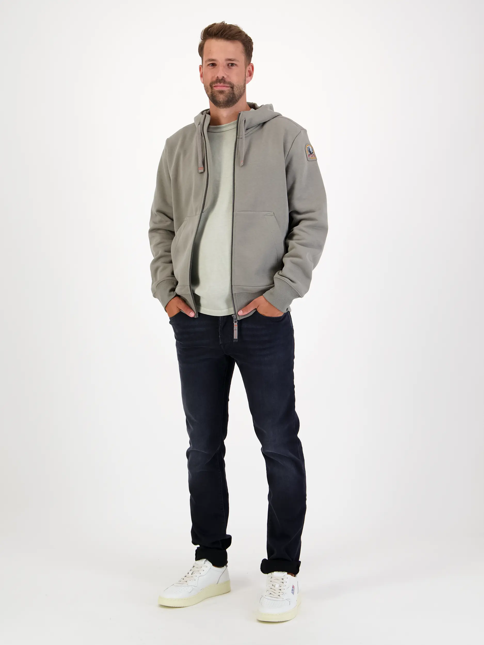 Sweatjacke 'Charlie' - Artikel Teil eines Outfits getragen von einem Modell