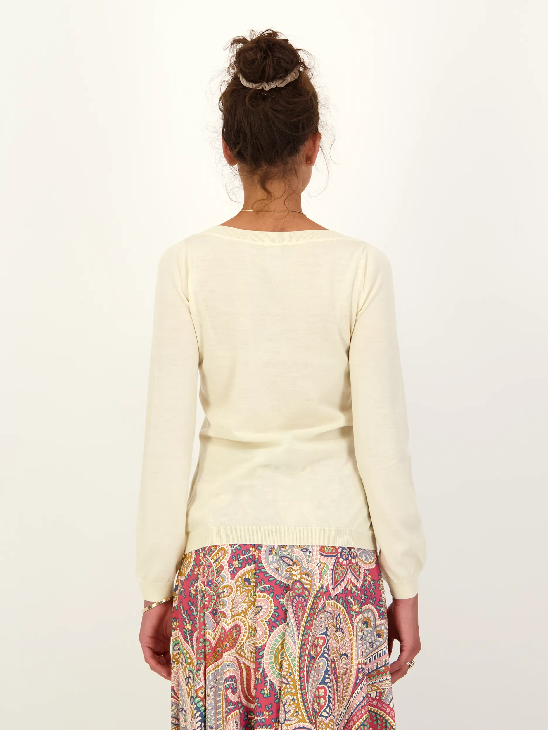 Pullover aus Wolle mit Print langarm - Artikel Rückseite getragen von einem Modell