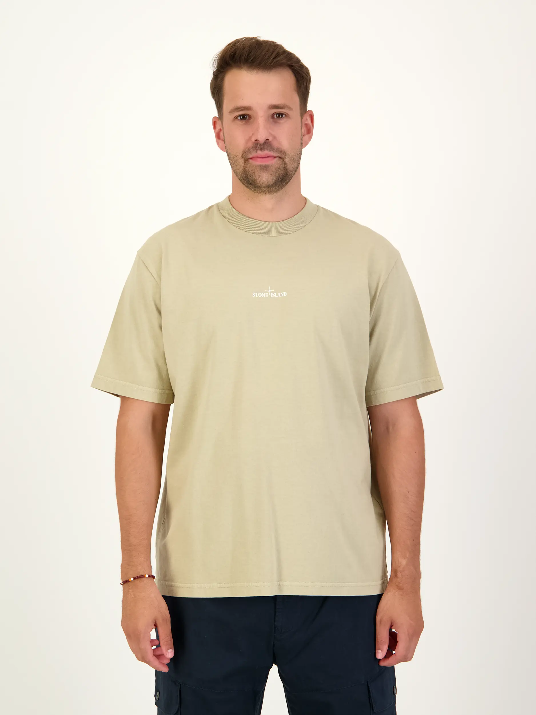 T-Shirt - Artikel Vorderseite getragen von einem Modell