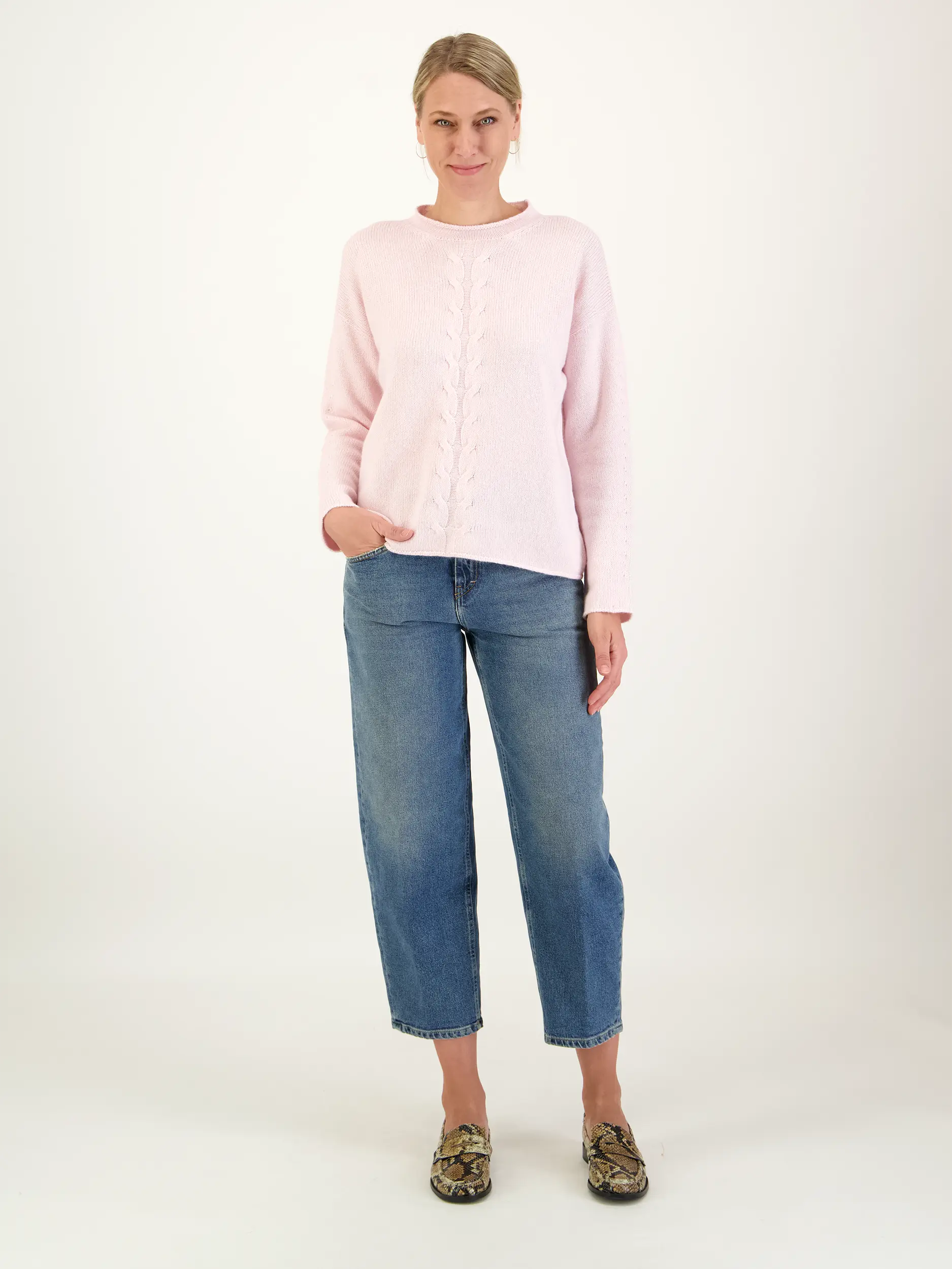Pullover aus Woll-Mix langarm - Artikel Teil eines Outfits getragen von einem Modell