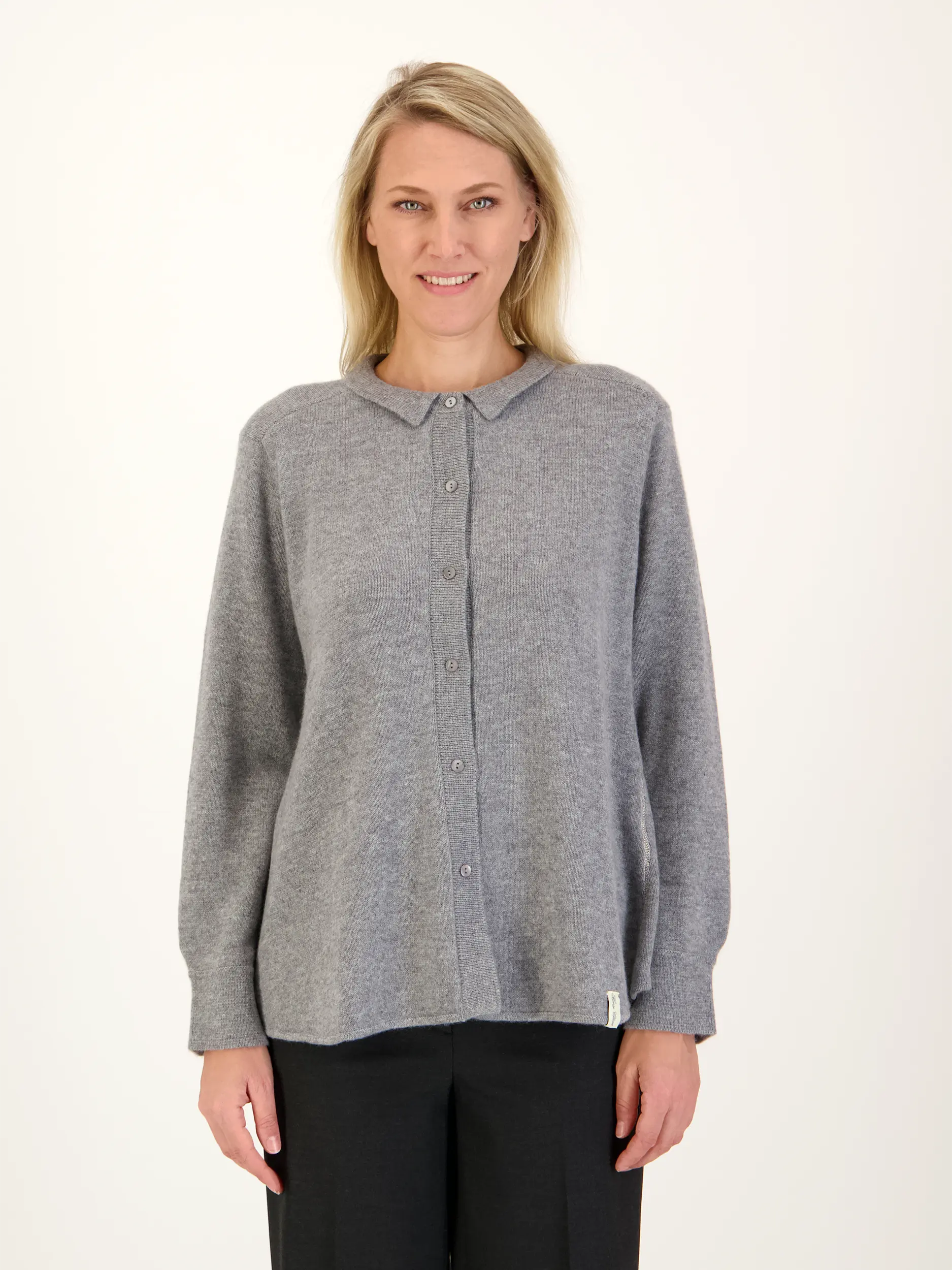 Strickjacke aus Kaschmir-Mix - Artikel Vorderseite getragen von einem Modell