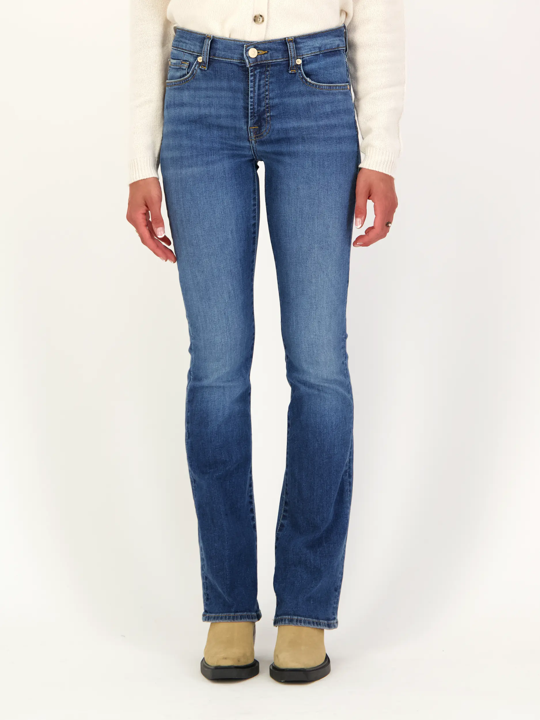 Mid Rise Bootcut Jeans - Artikel Vorderseite getragen von einem Modell - Farbe: Blau