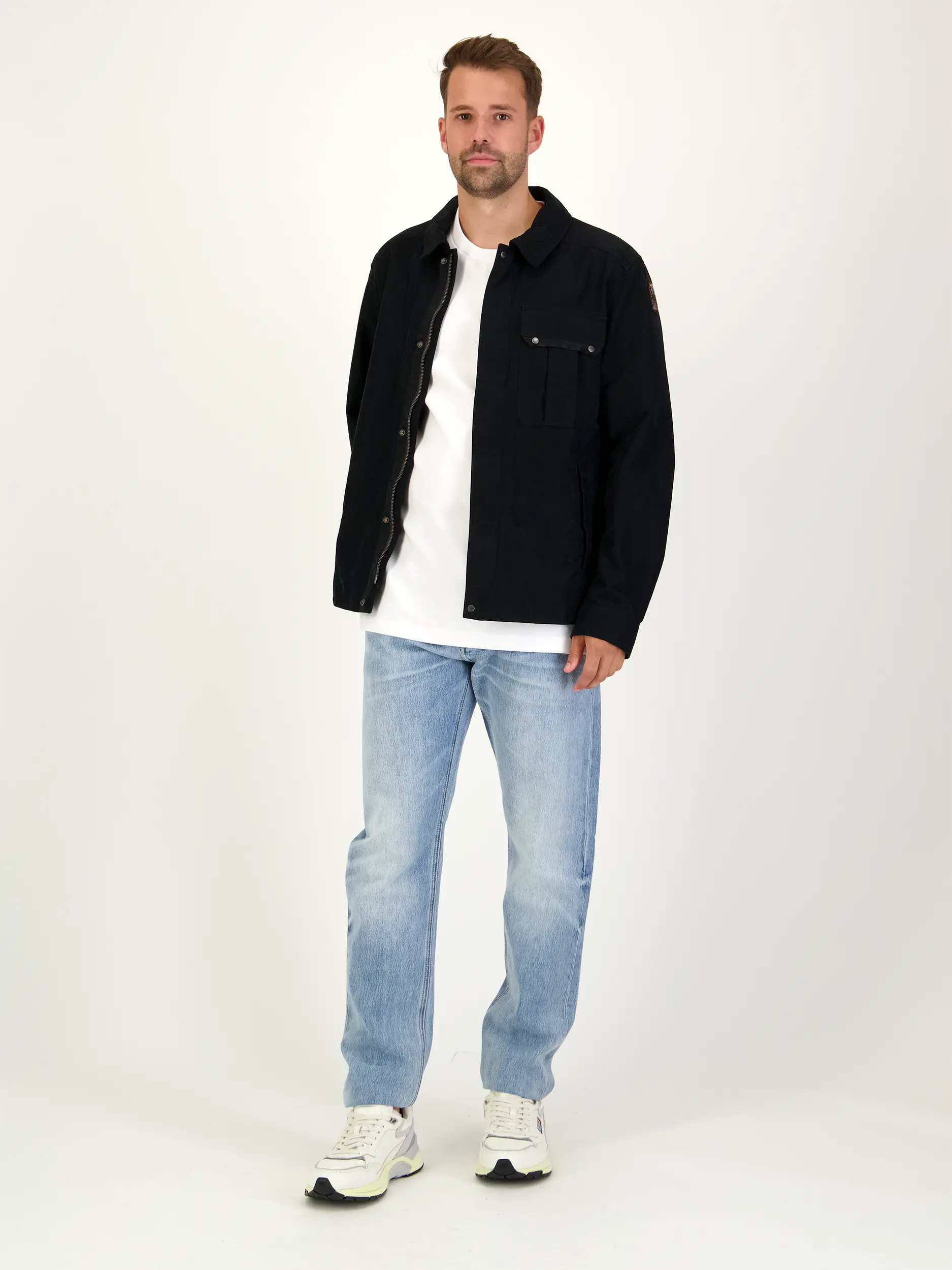 Mid Rise Straight Fit Jeans 'Stockton Straight' - Artikel Teil eines Outfits getragen von einem Modell - Farbe: Blau