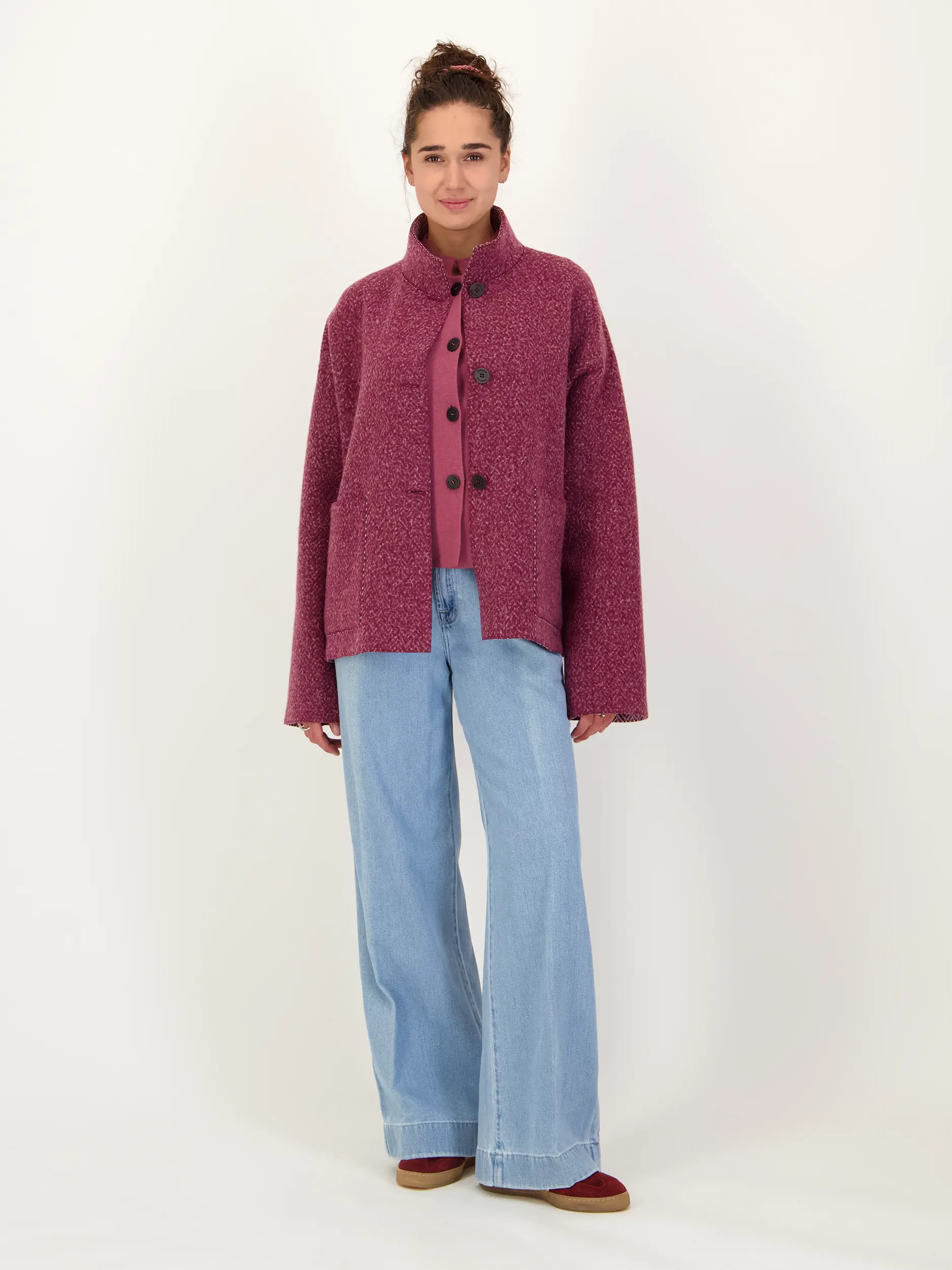 Wolljacke - Artikel Teil eines Outfits getragen von einem Modell - Farbe: Rot