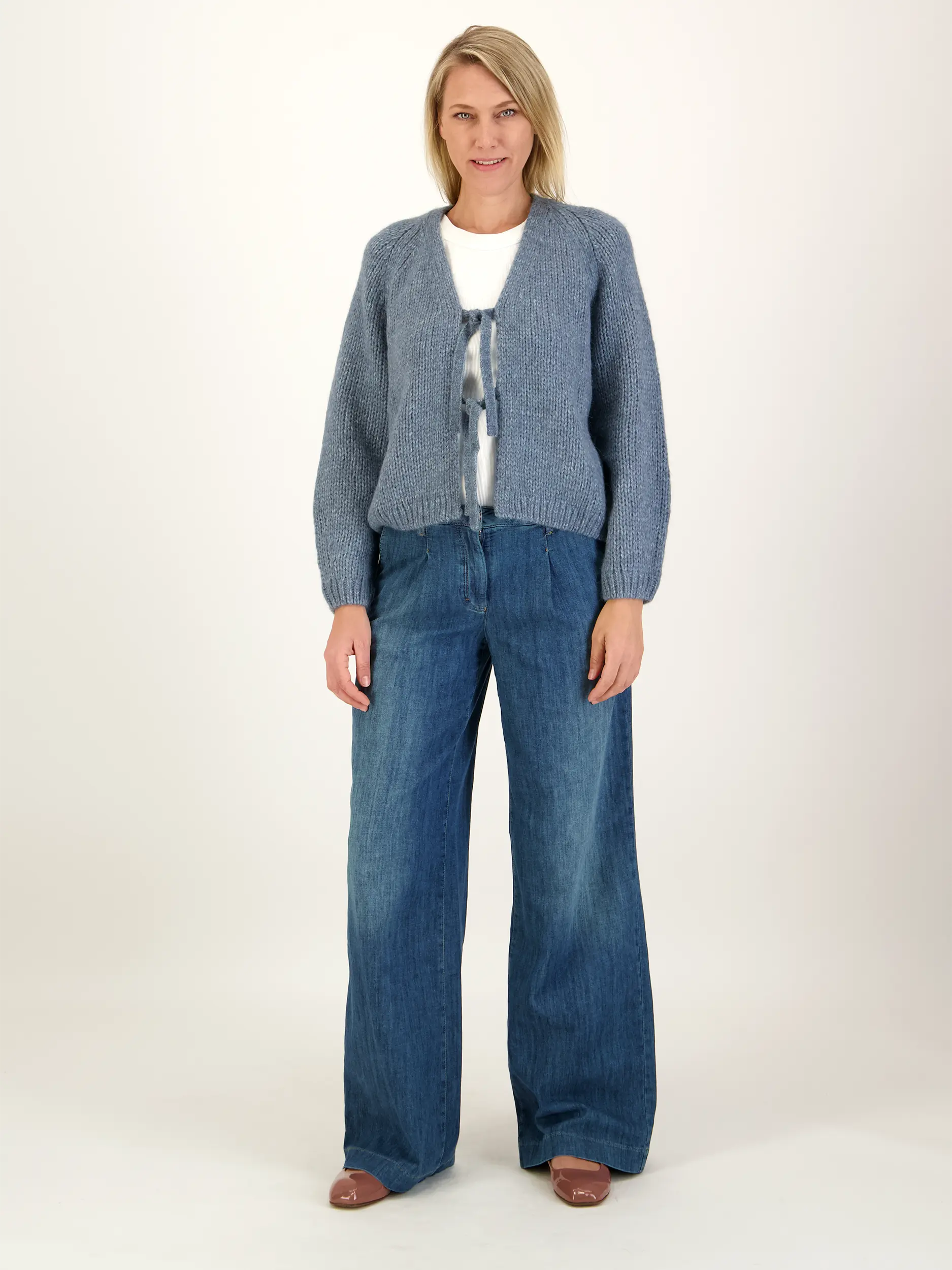 Strickjacke aus Woll-Mix - Artikel Teil eines Outfits getragen von einem Modell