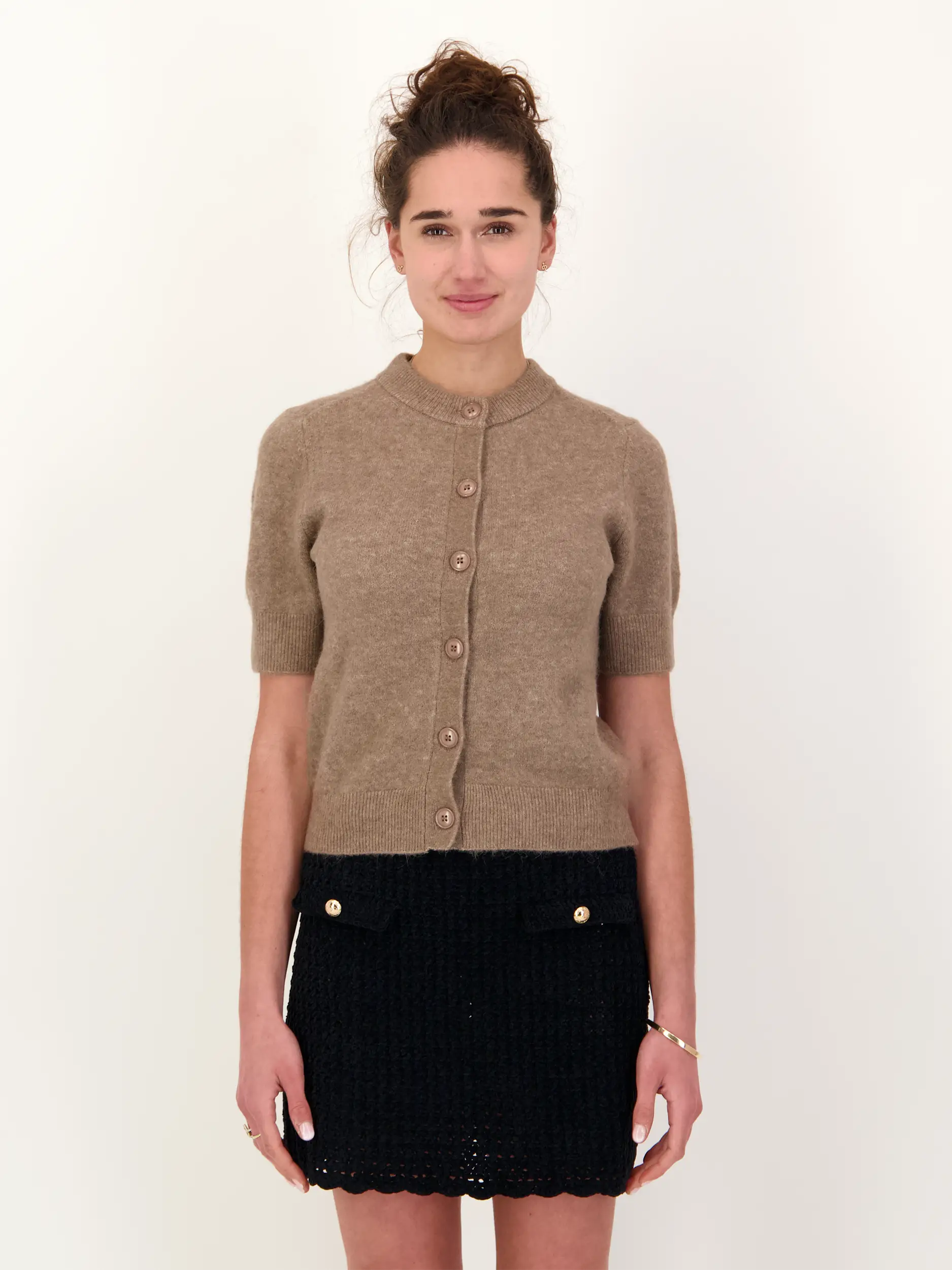 Strickjacke 'Sanoura' aus Wolle kurzarm - Artikel Vorderseite getragen von einem Modell - Farbe: Braun