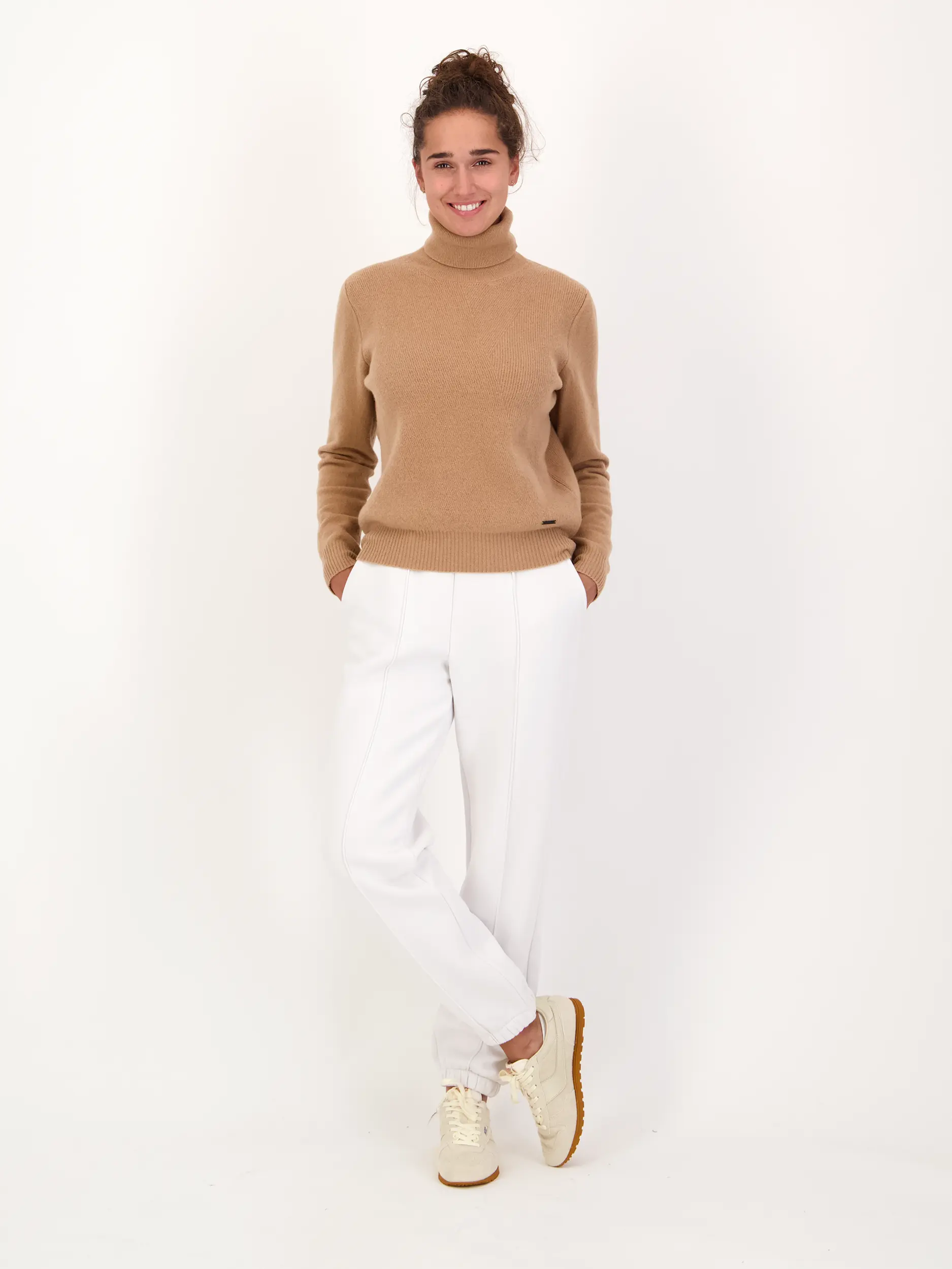 Pullover 'Famma'  - Artikel Teil eines Outfits getragen von einem Modell - Farbe: Braun