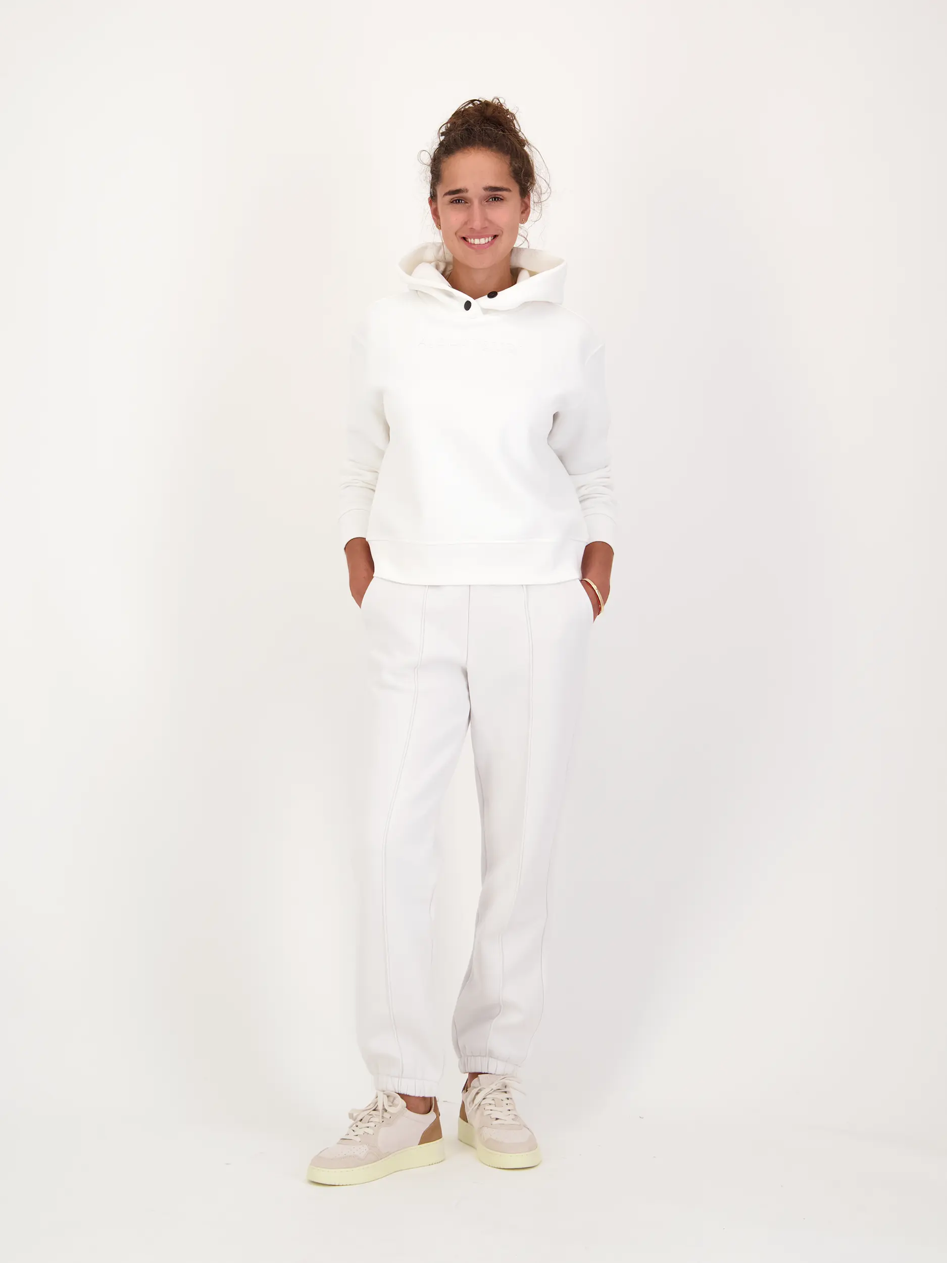 Sweathose - Artikel Teil eines Outfits getragen von einem Modell - Farbe: Creme