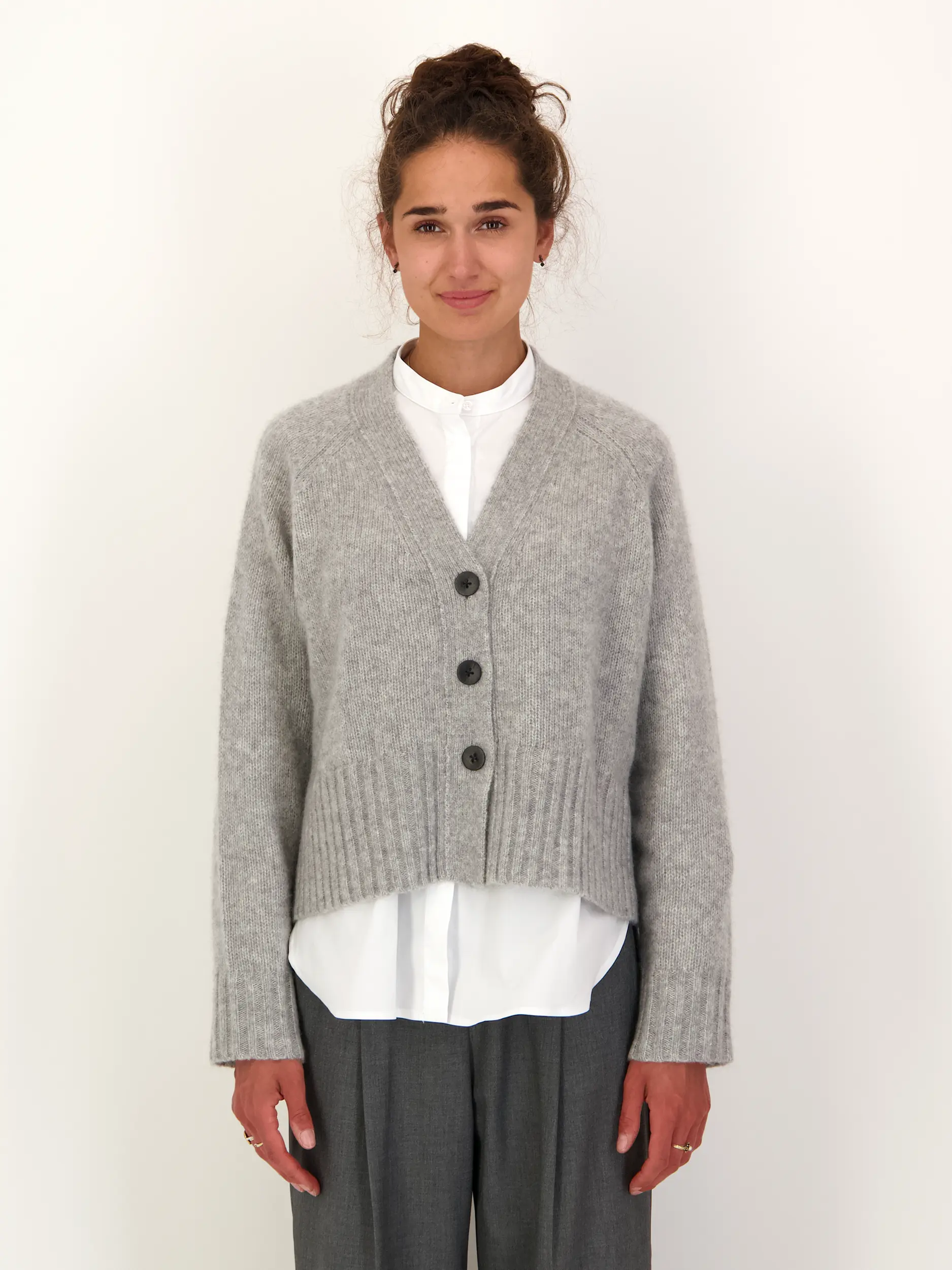 Strickjacke 'Austell' aus Kaschmir - Artikel Vorderseite getragen von einem Modell