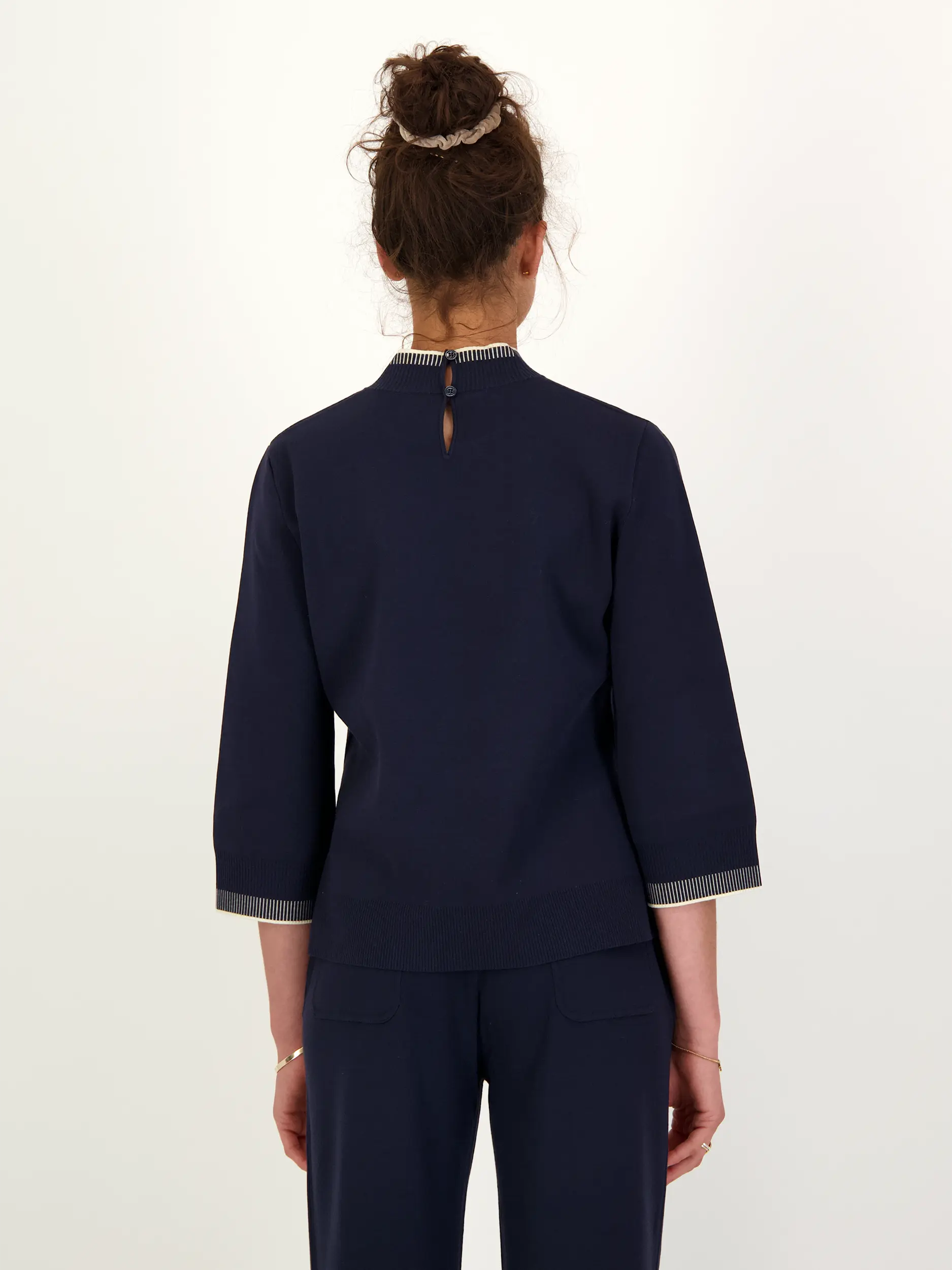 Pullover 'Berrit' langarm - Artikel Rückseite getragen von einem Modell - Farbe: Blau