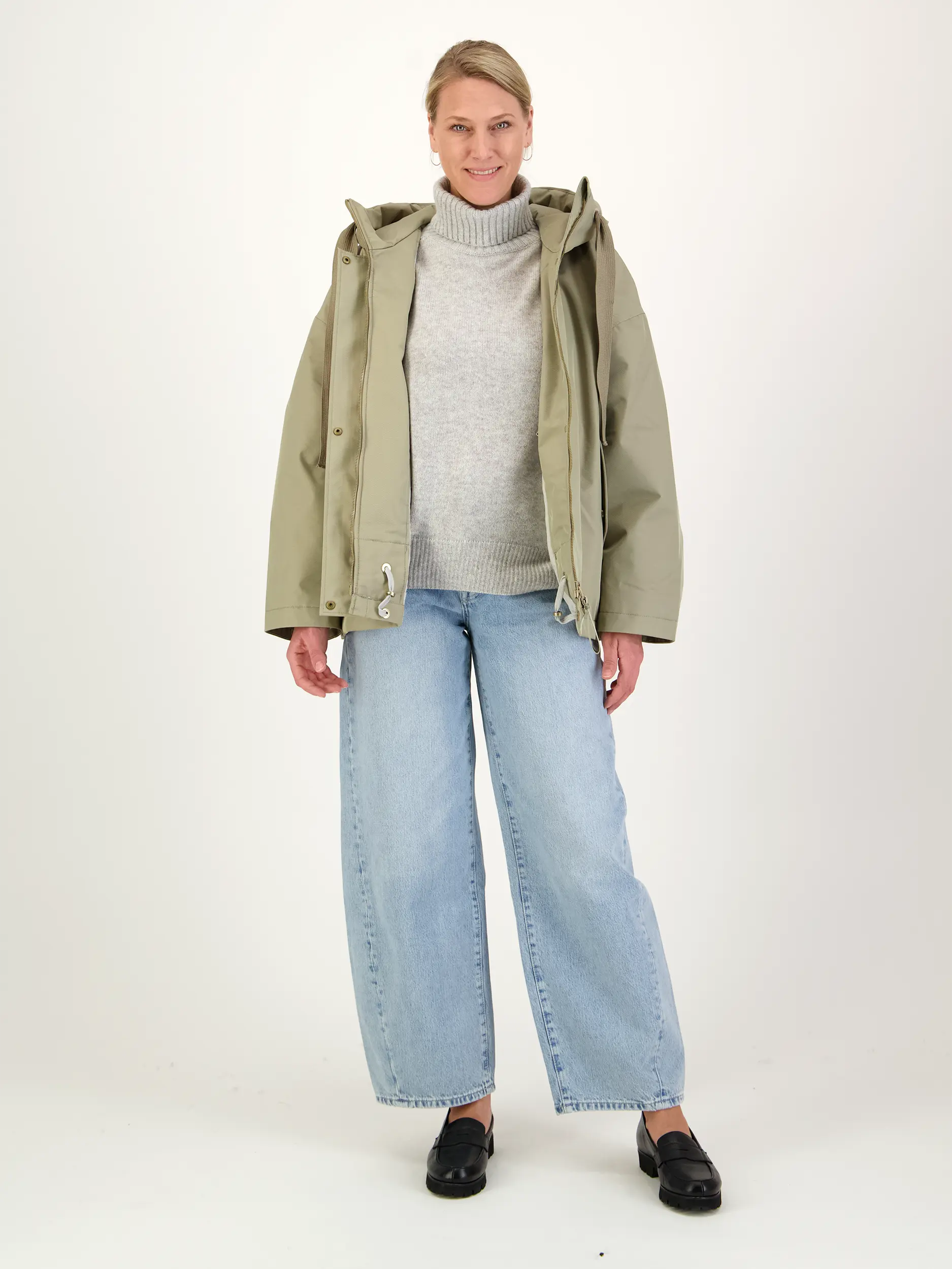 Rollkragenpullover aus Kaschmir langarm - Artikel Teil eines Outfits getragen von einem Modell - Farbe: Grau