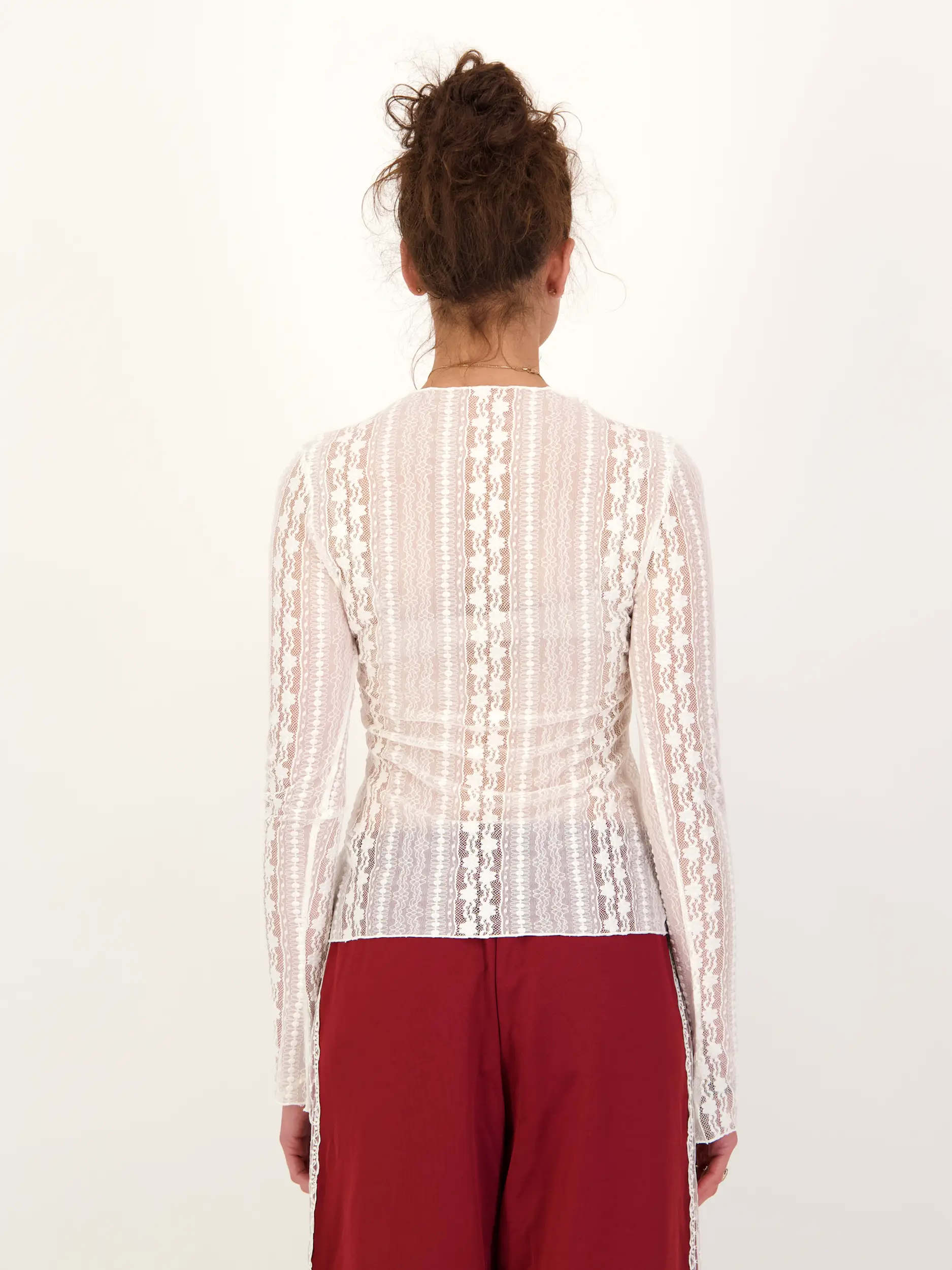 Transparentes Langarmshirt 'Zahara' mit Spitze - Artikel Rückseite getragen von einem Modell - Farbe: Creme