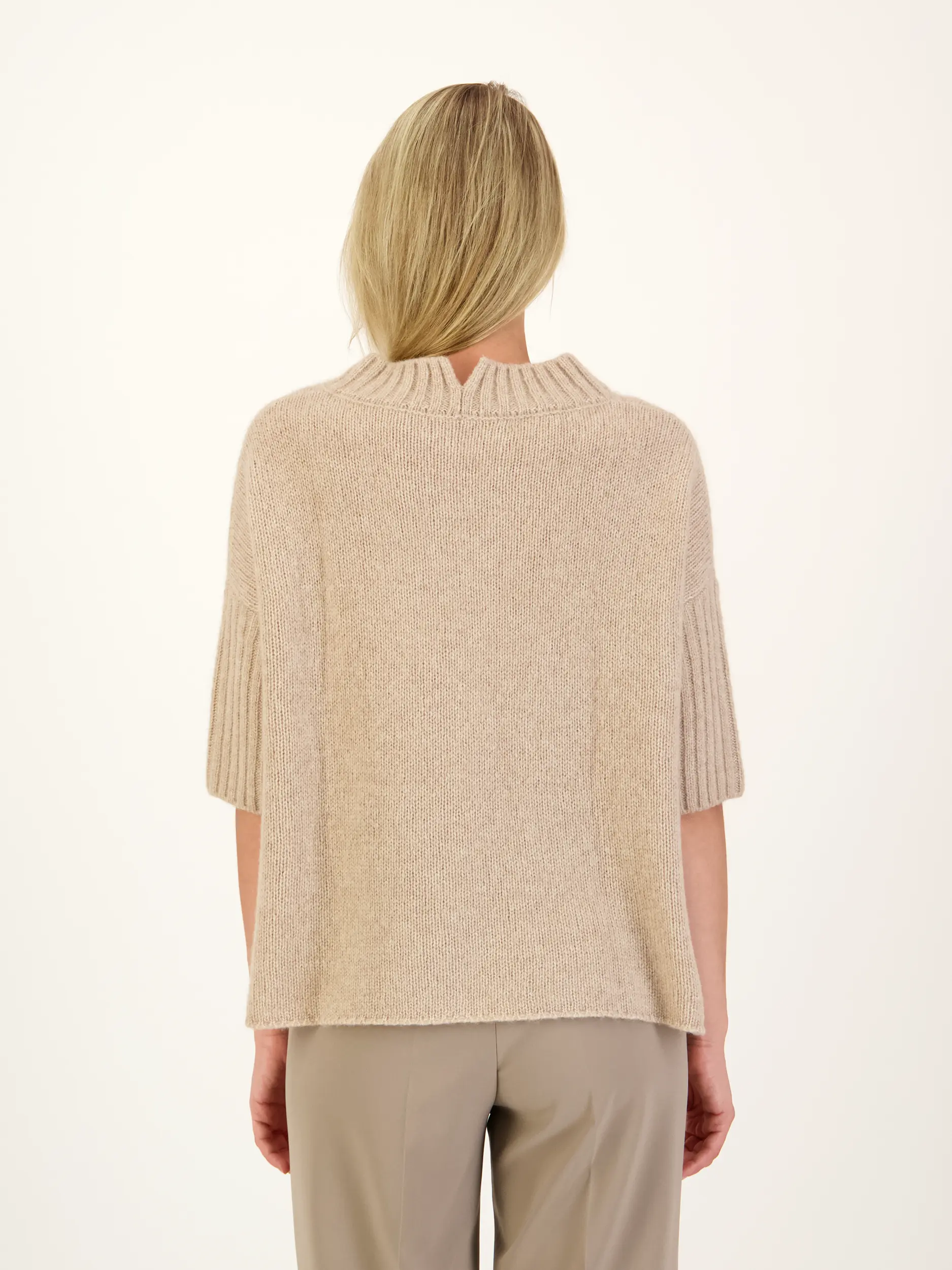 Pullover aus Kaschmir 3/4-Arm - Artikel Rückseite getragen von einem Modell