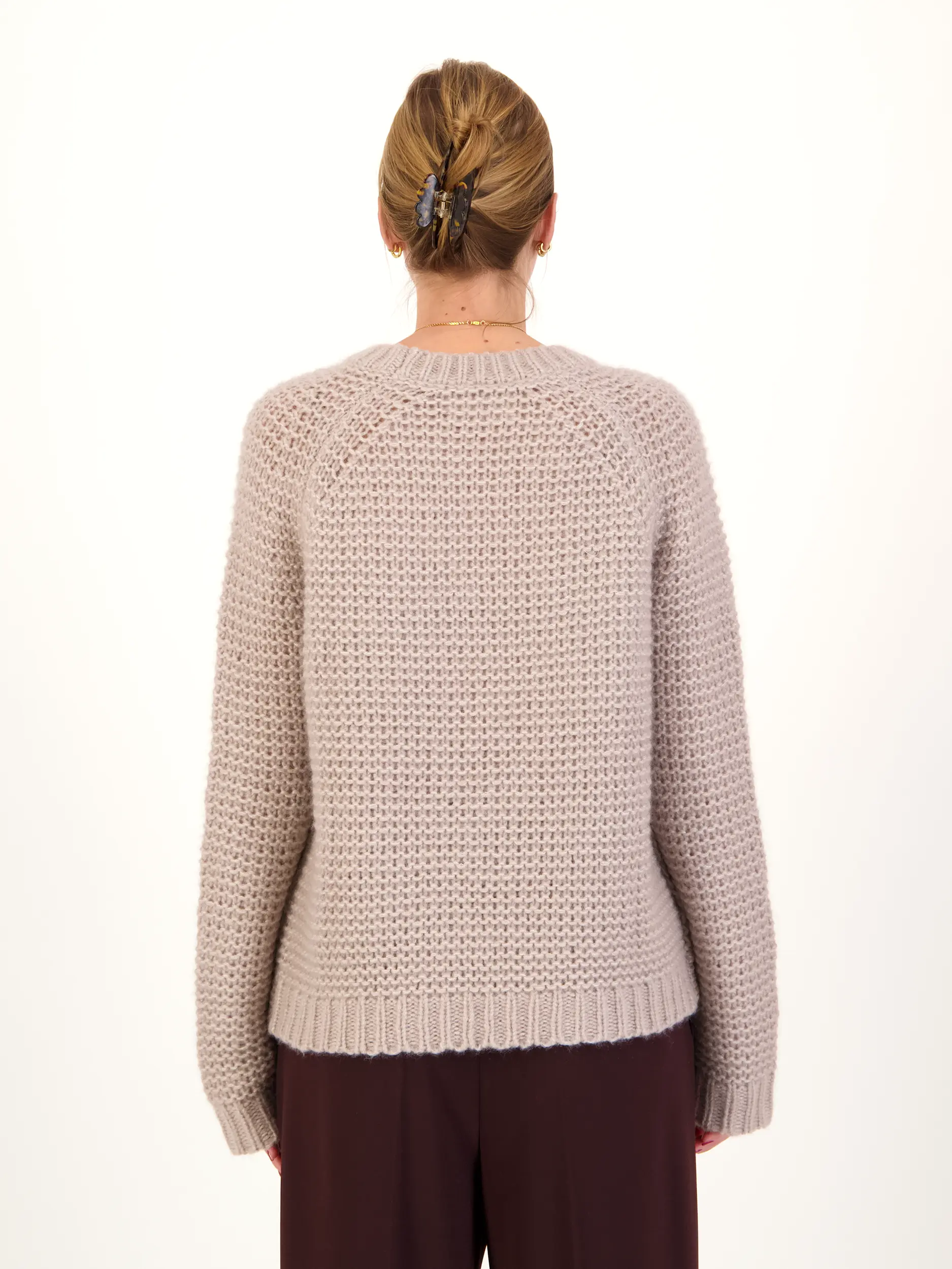 Pullover aus Kaschmir langarm - Artikel Rückseite getragen von einem Modell - Farbe: Braun