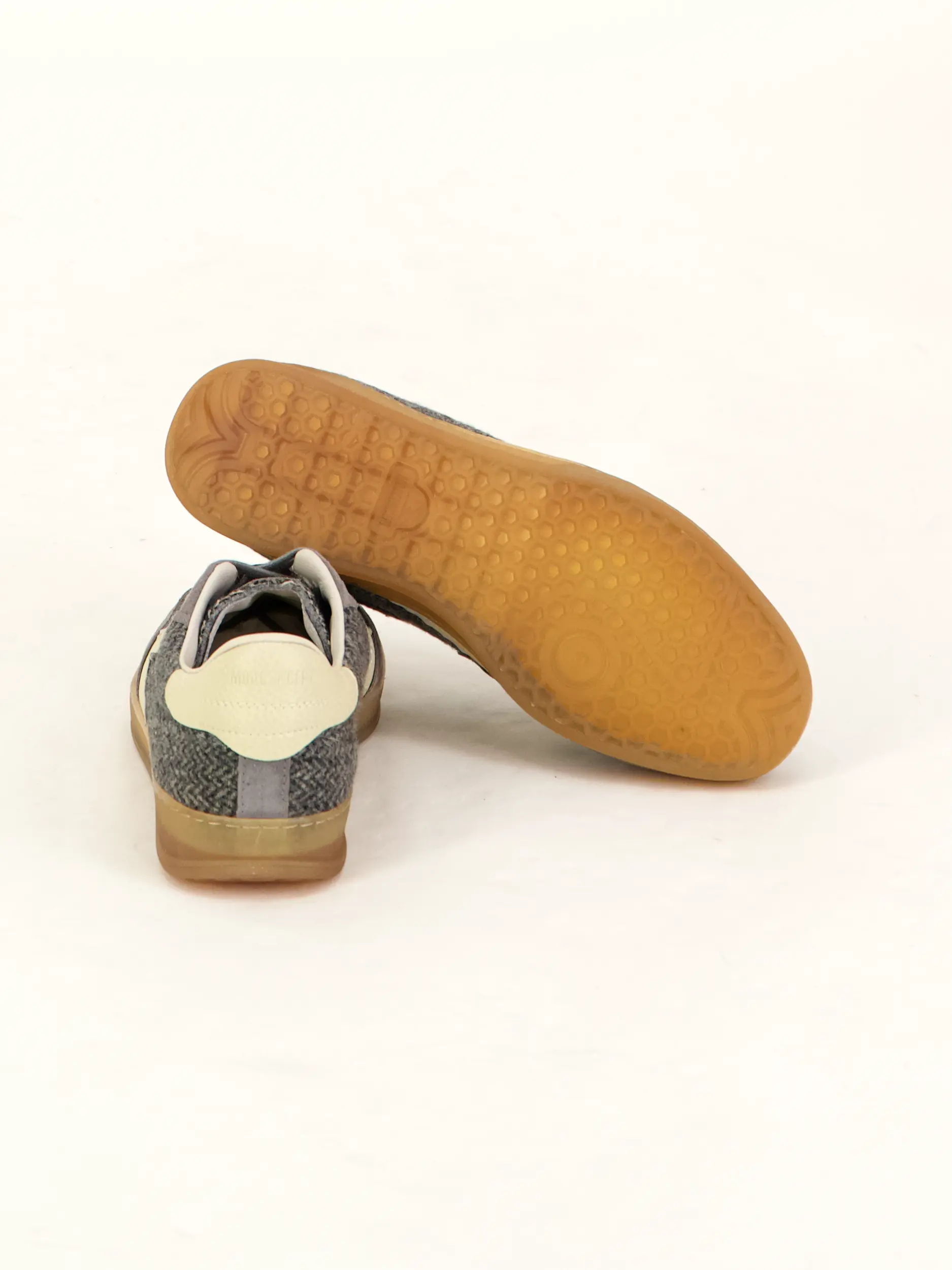 Sneaker aus Wildleder - Artikel Rückseite getragen von einem Modell