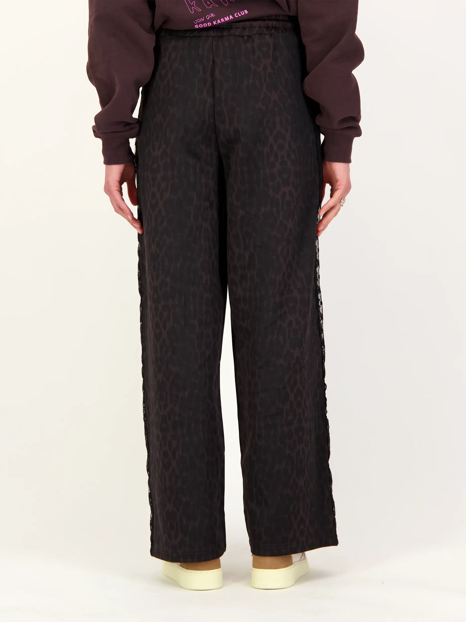 Sporthose 'Kael' mit Spitze - Artikel Rückseite getragen von einem Modell - Farbe: Braun