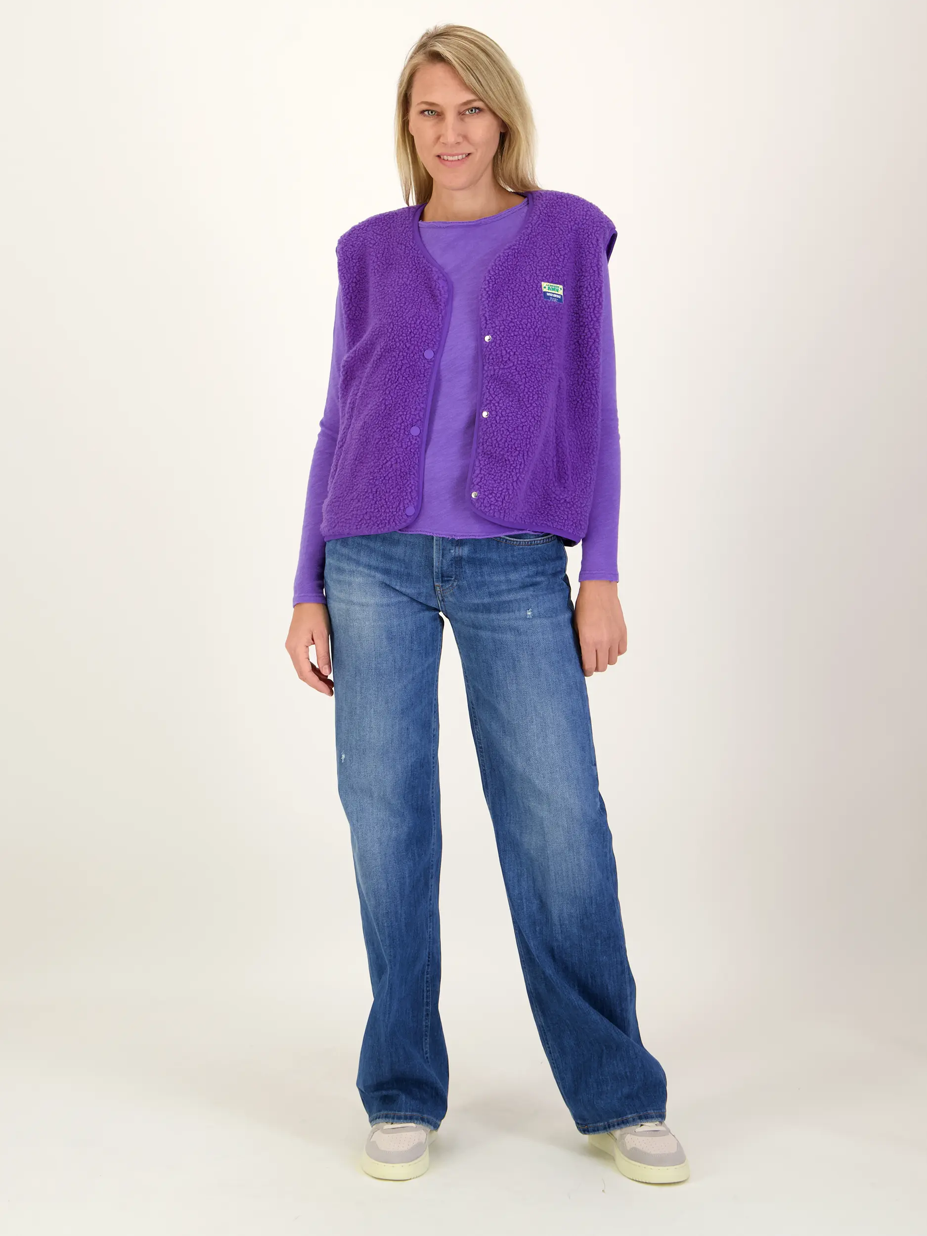 Sweatshirt - Artikel Teil eines Outfits getragen von einem Modell