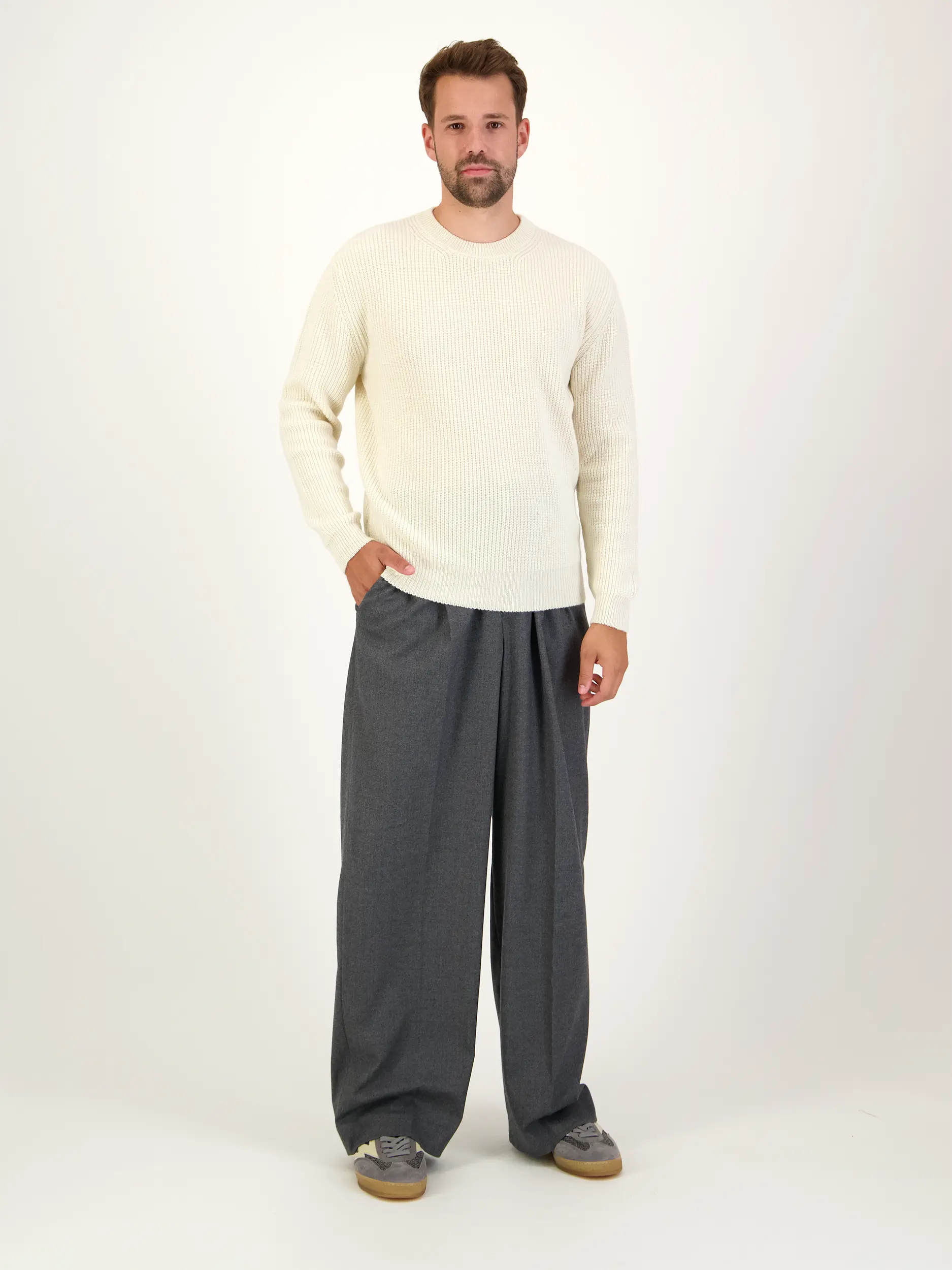 Rippstrickpullover aus Kaschmir langarm - Artikel Teil eines Outfits getragen von einem Modell - Farbe: Creme