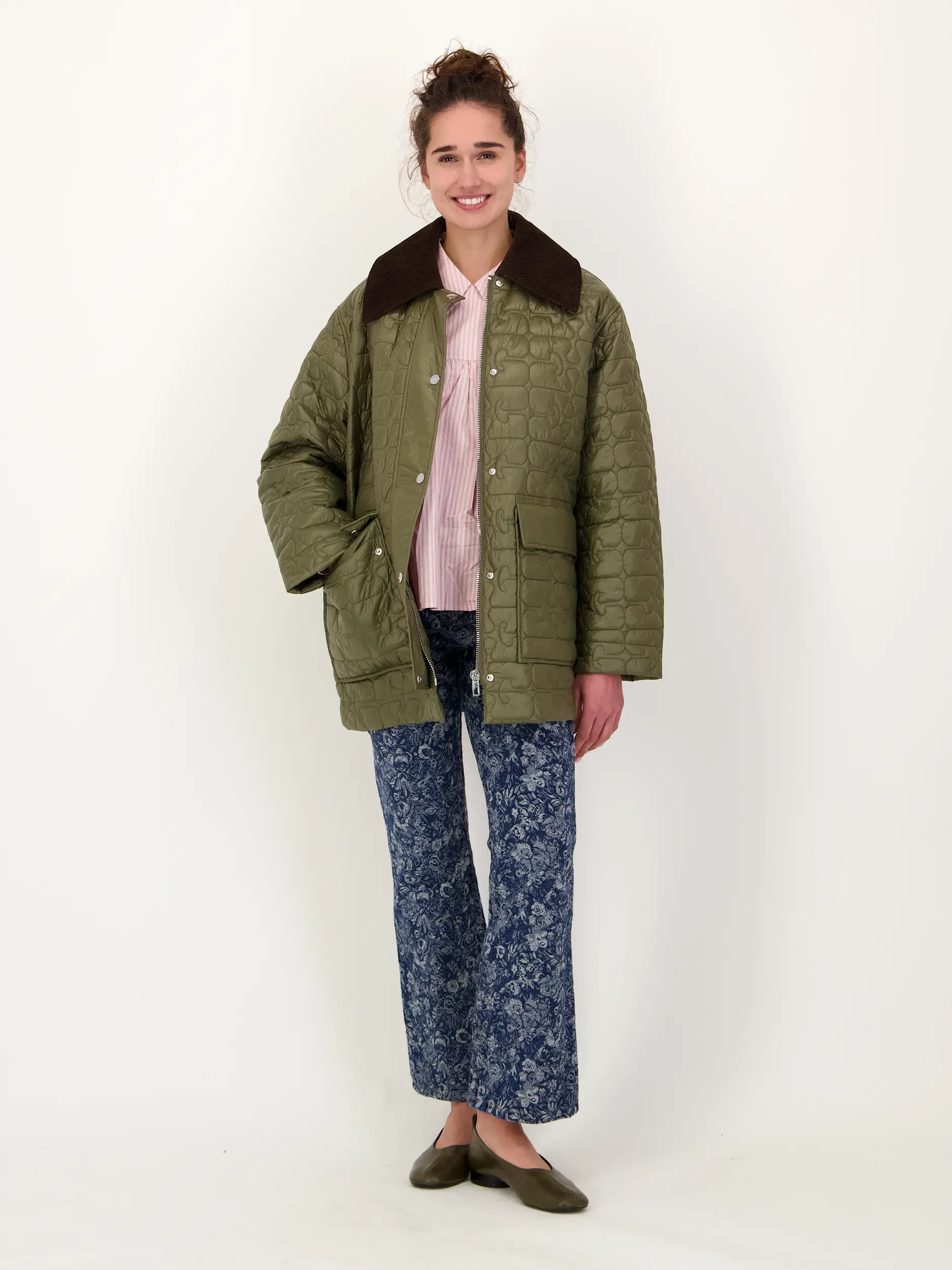 Steppjacke  - Artikel Teil eines Outfits getragen von einem Modell - Farbe: Grün