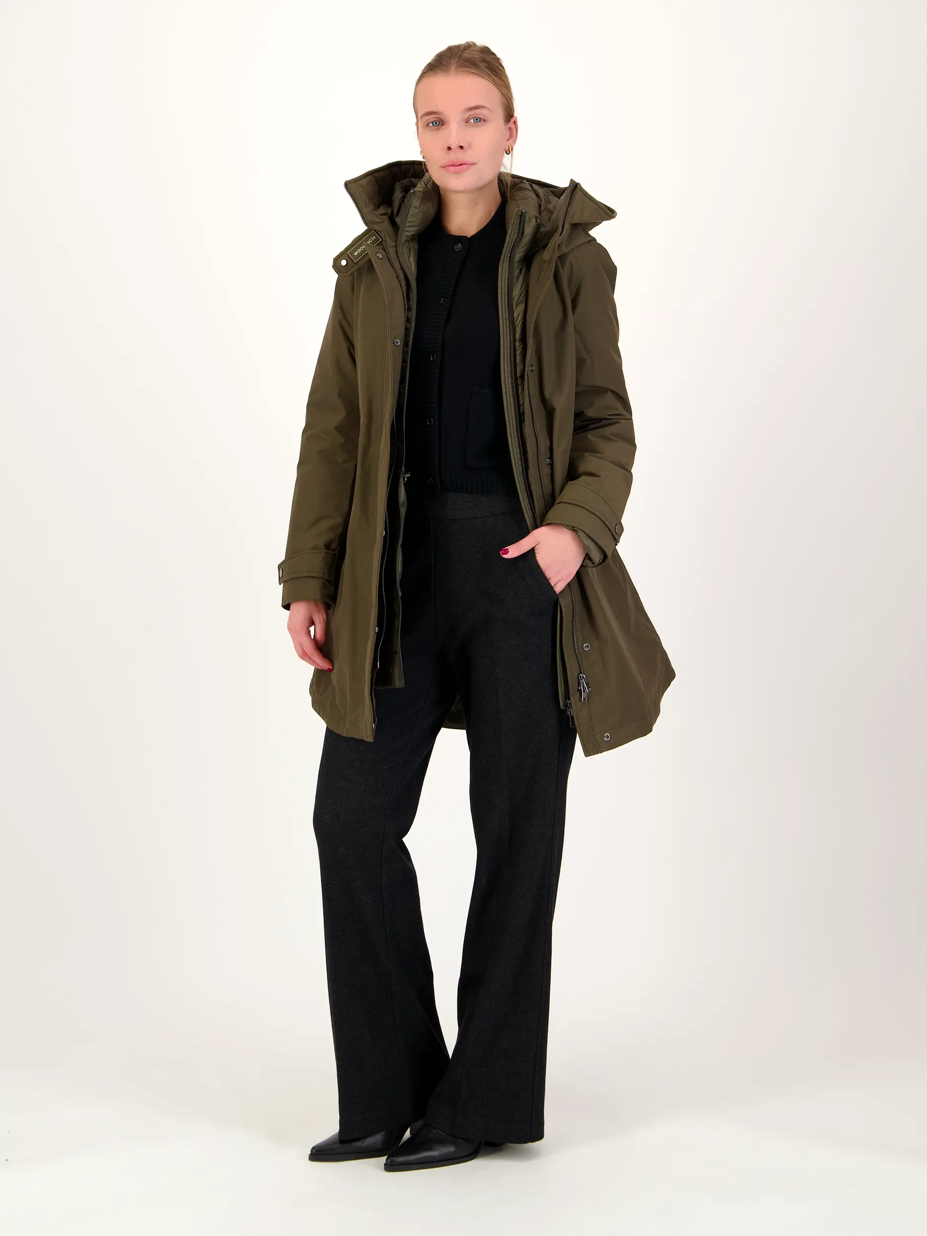 Parka 'Authentic' - Artikel Teil eines Outfits getragen von einem Modell - Farbe: Grün