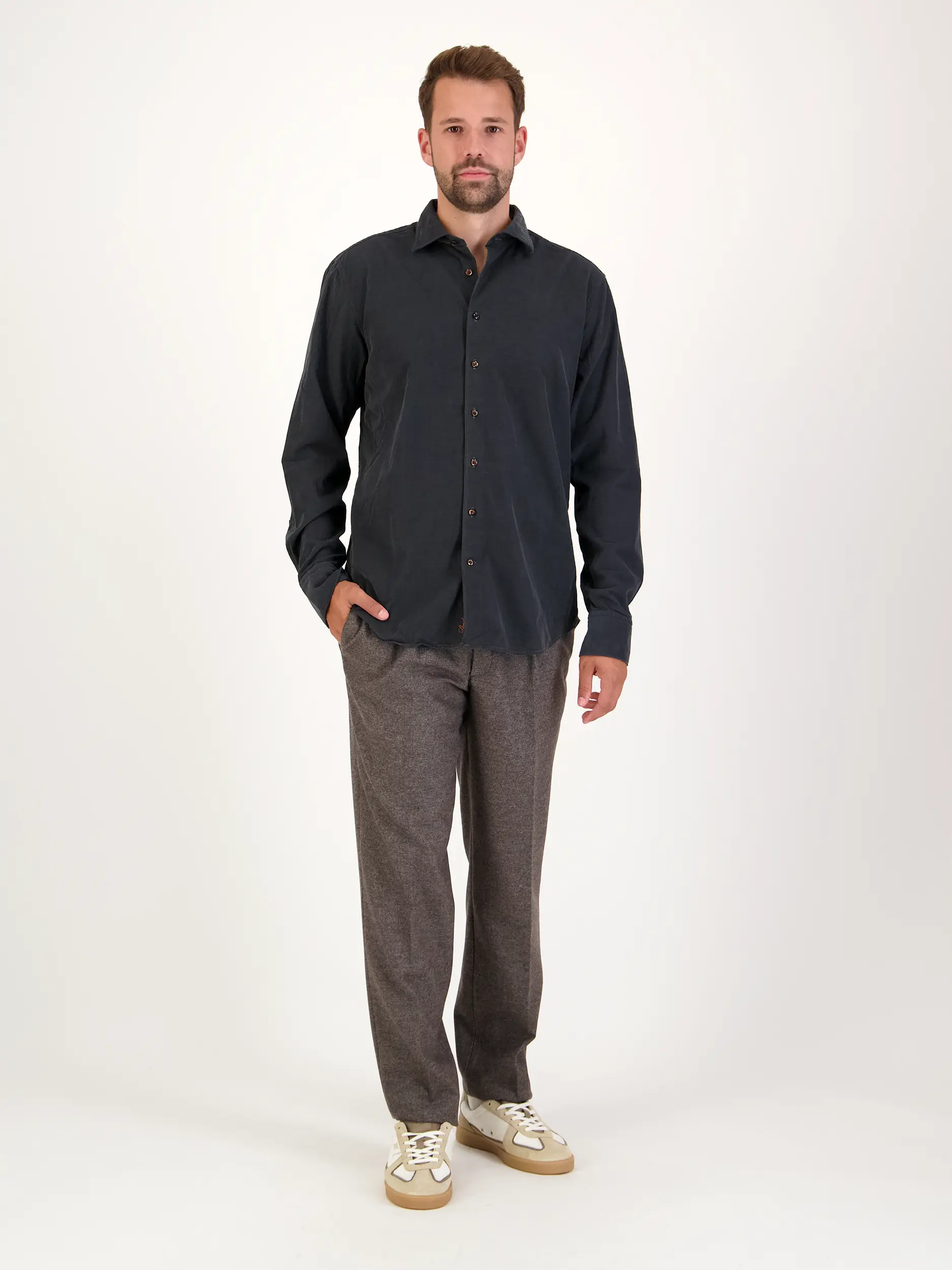 Cordhemd mit Haifischkragen langarm - Artikel Teil eines Outfits getragen von einem Modell - Farbe: Grün