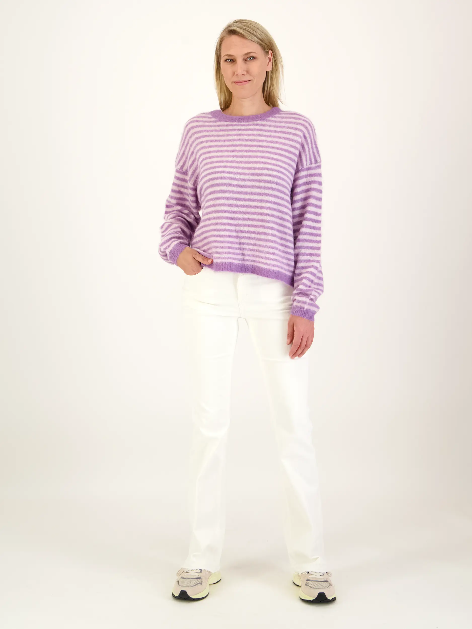 Gestreifter Pullover aus Alpaka-Mix langarm - Artikel Teil eines Outfits getragen von einem Modell