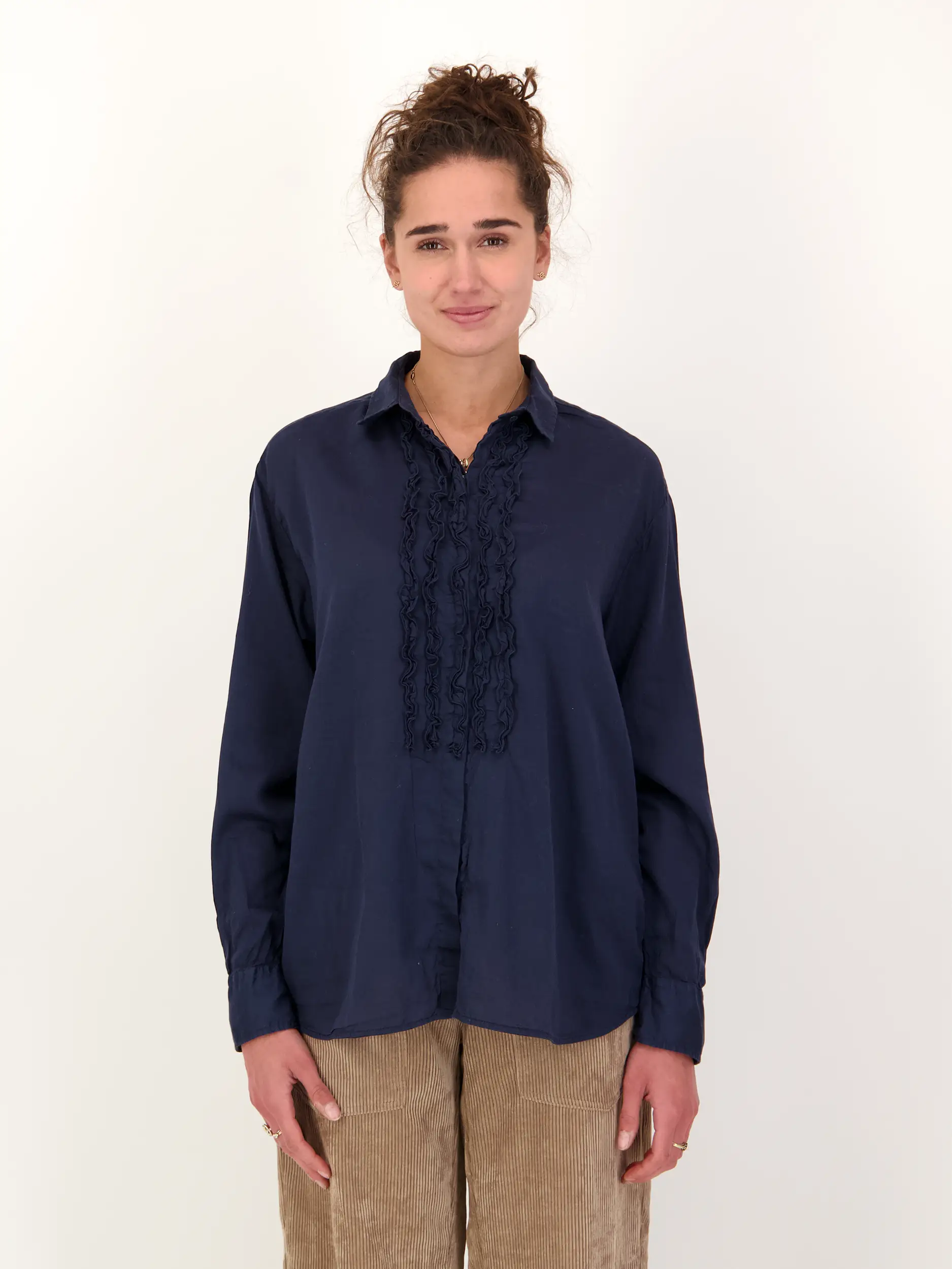 Baumwollbluse 'Dana' mit Rüschendetail langarm - Artikel Vorderseite getragen von einem Modell - Farbe: Blau