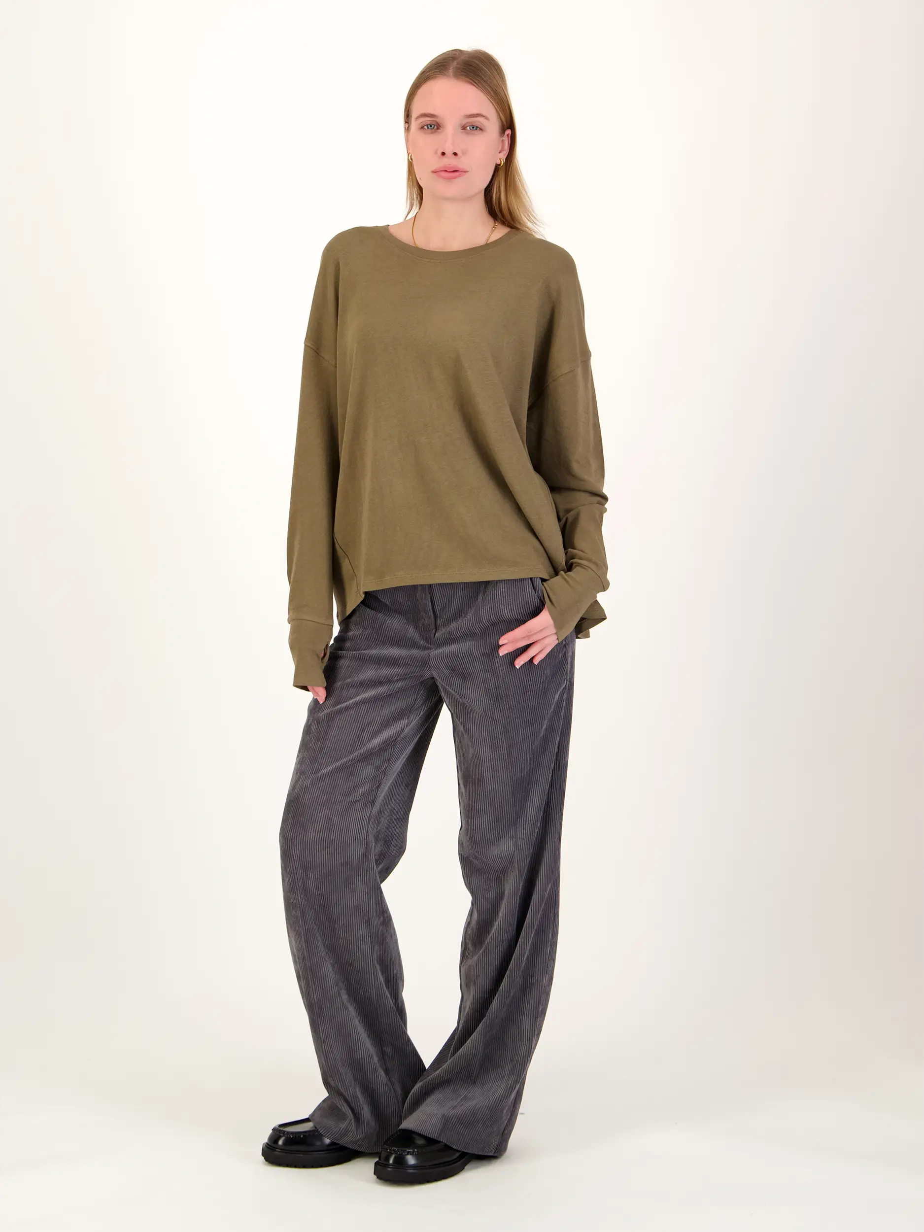 Langarmshirt 'Aster' - Artikel Teil eines Outfits getragen von einem Modell - Farbe: Grün