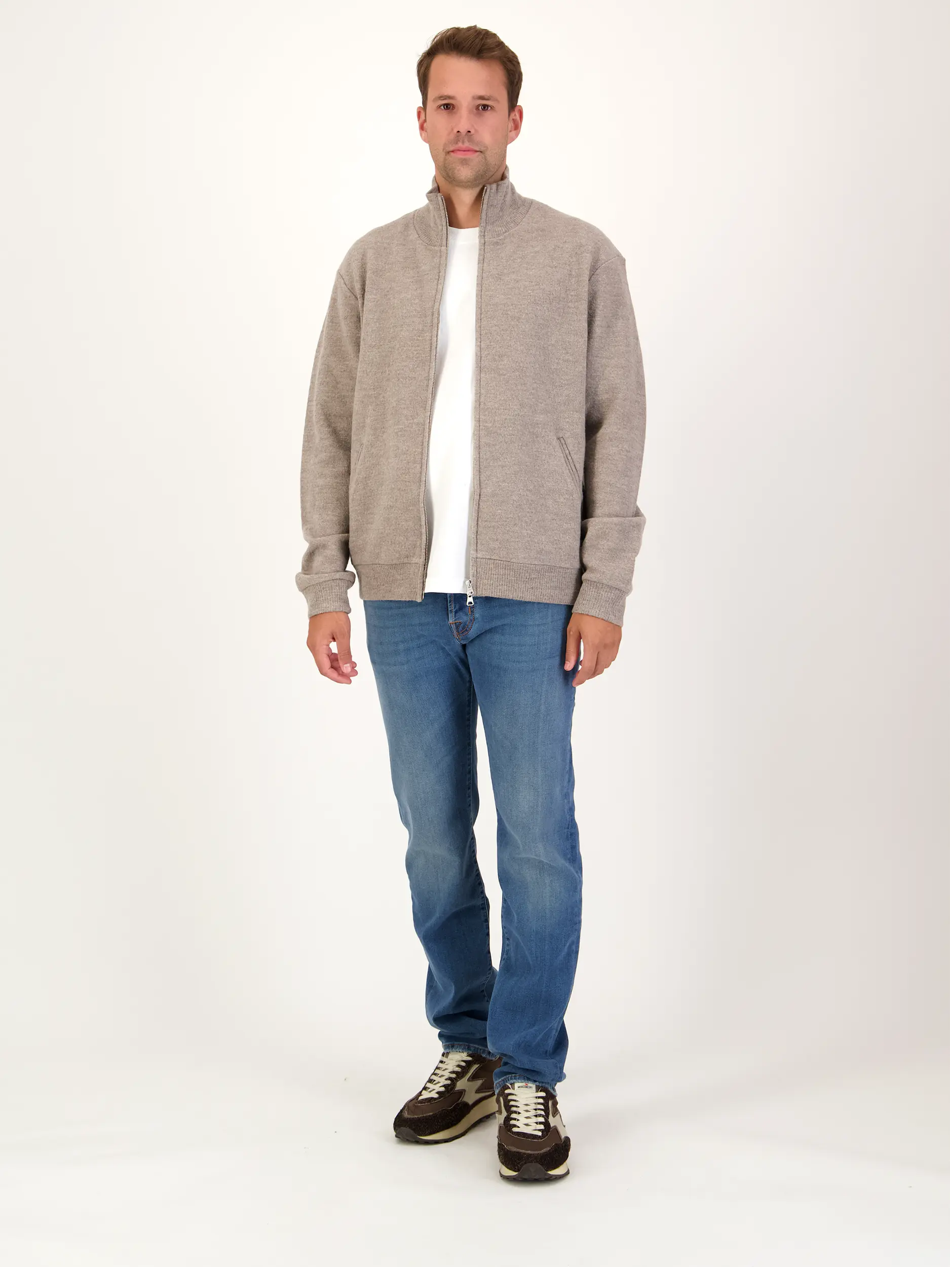 Strickjacke 'Boiled' aus Wolle langarm - Artikel Teil eines Outfits getragen von einem Modell - Farbe: Braun