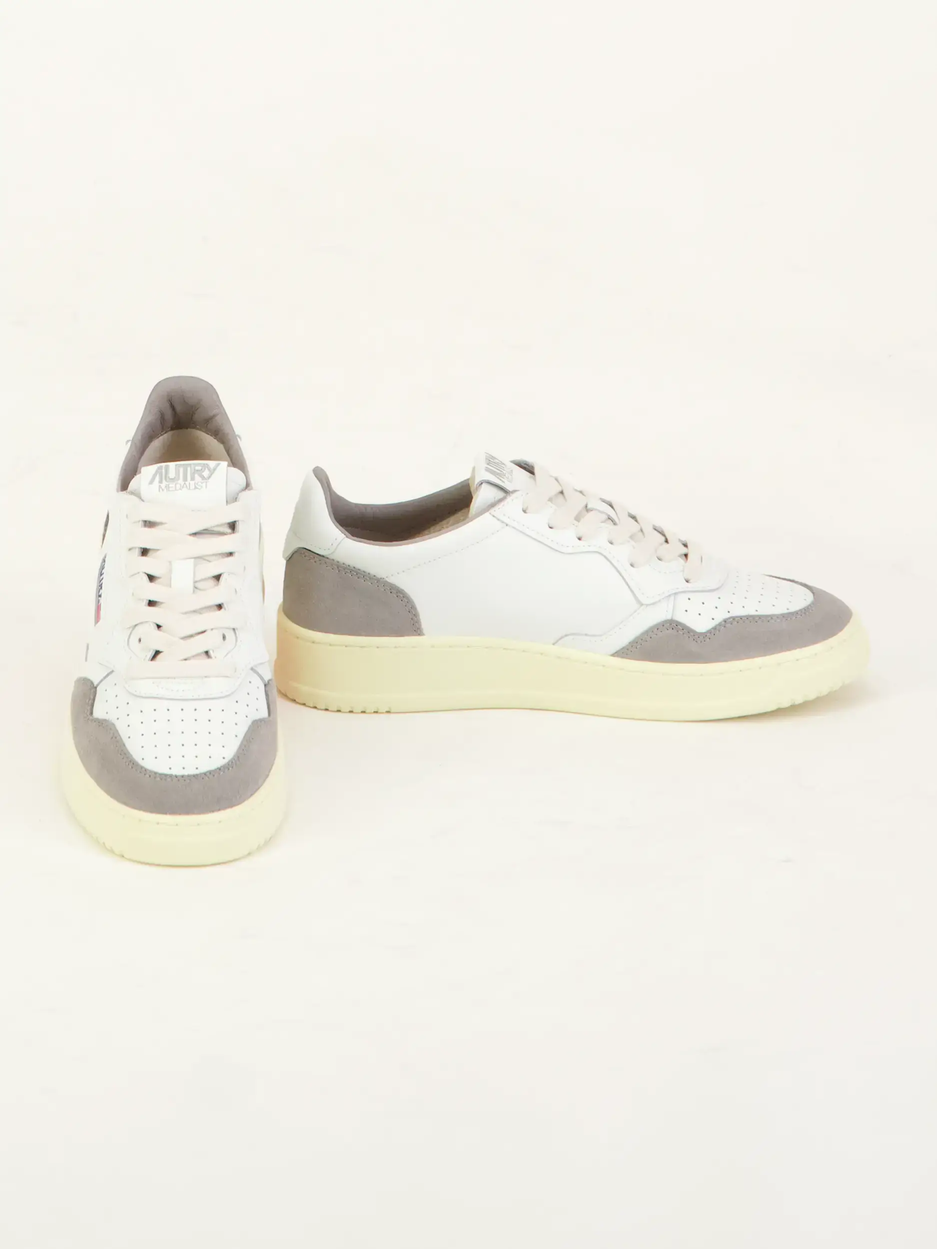 Sneaker 'Medalist' aus Leder - Artikel Vorderseite getragen von einem Modell - Farbe: Grau