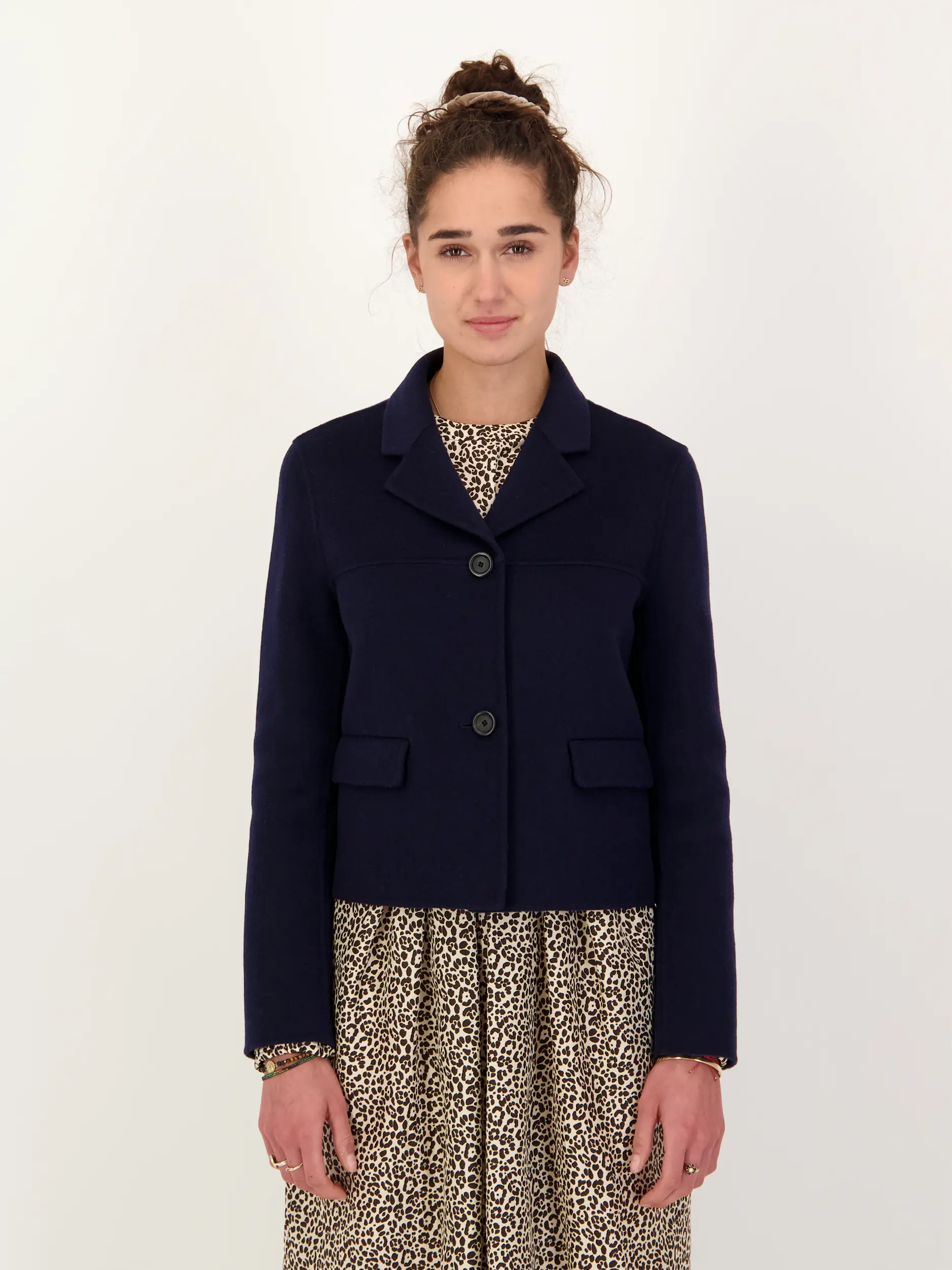 Wolljacke - Artikel Vorderseite getragen von einem Modell - Farbe: Blau