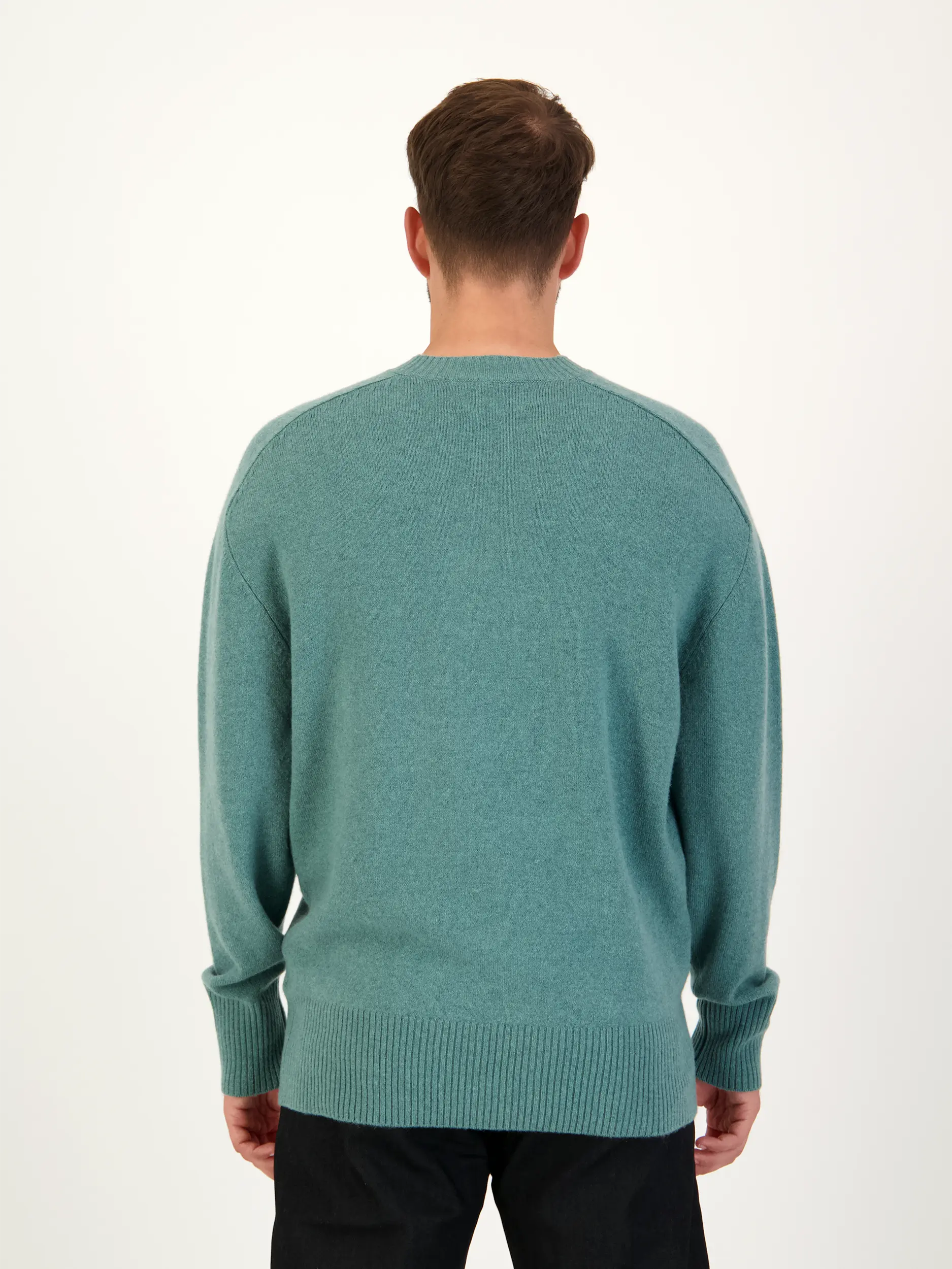 Pullover aus Kaschmir langarm - Artikel Rückseite getragen von einem Modell - Farbe: Grün