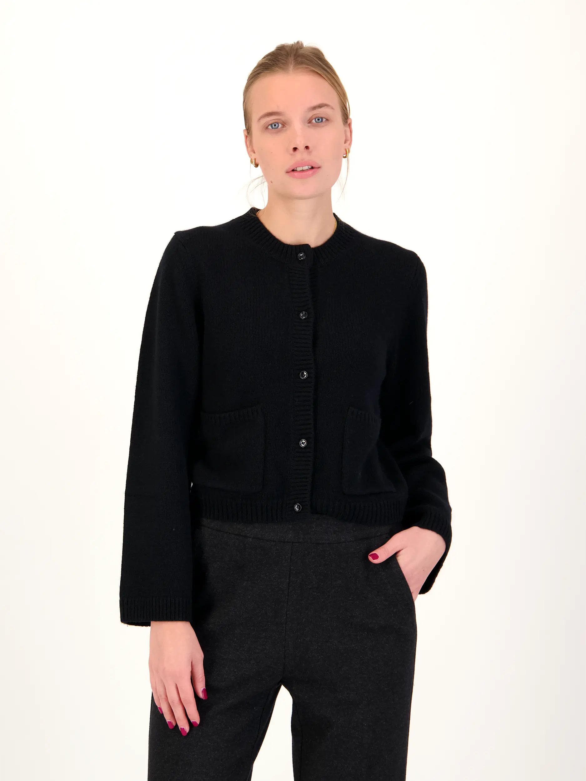 Strickjacke aus Wolle - Artikel Vorderseite getragen von einem Modell - Farbe: Schwarz