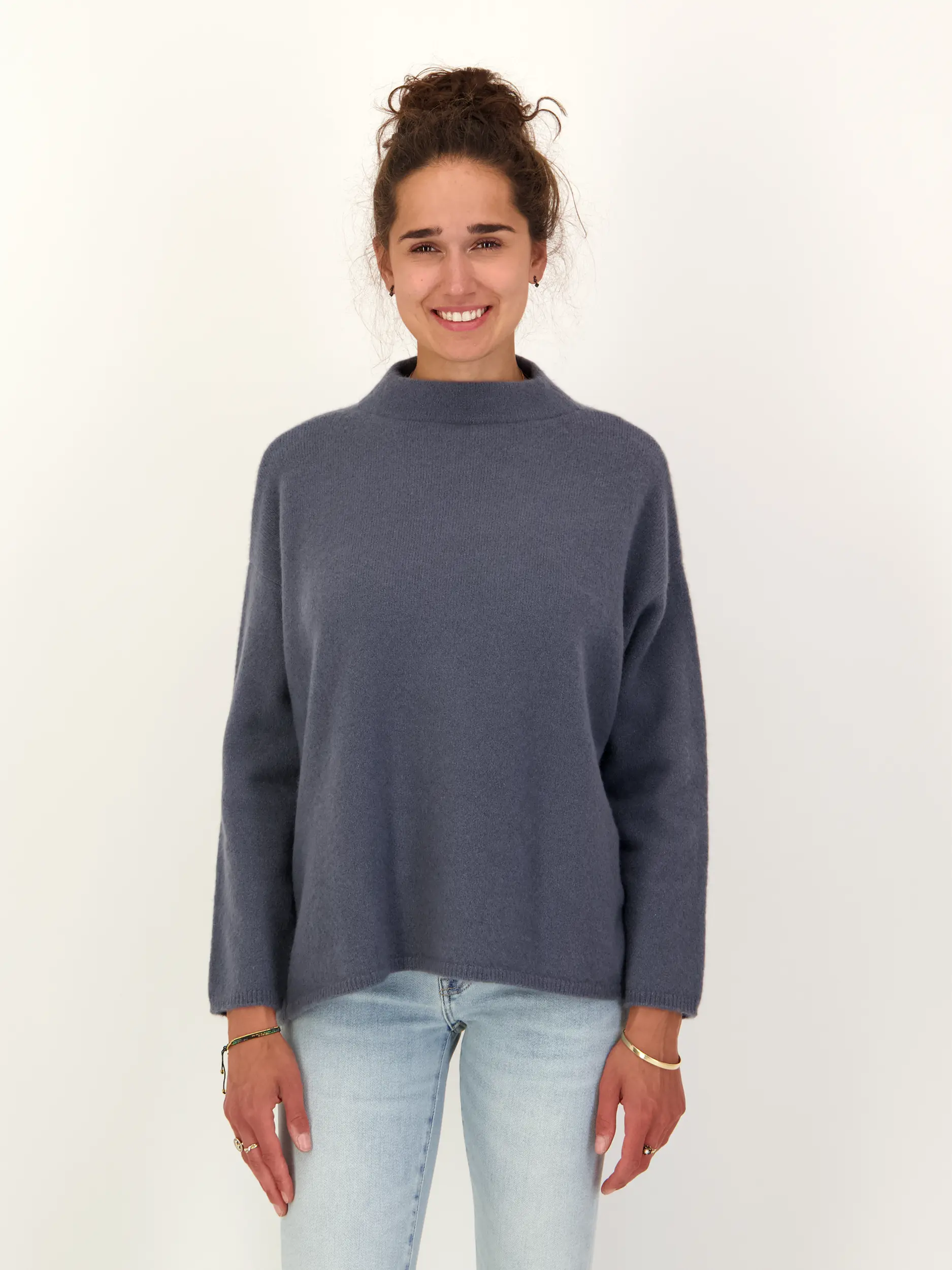 Pullover 'Naomi' aus Kaschmir langarm - Artikel Vorderseite getragen von einem Modell