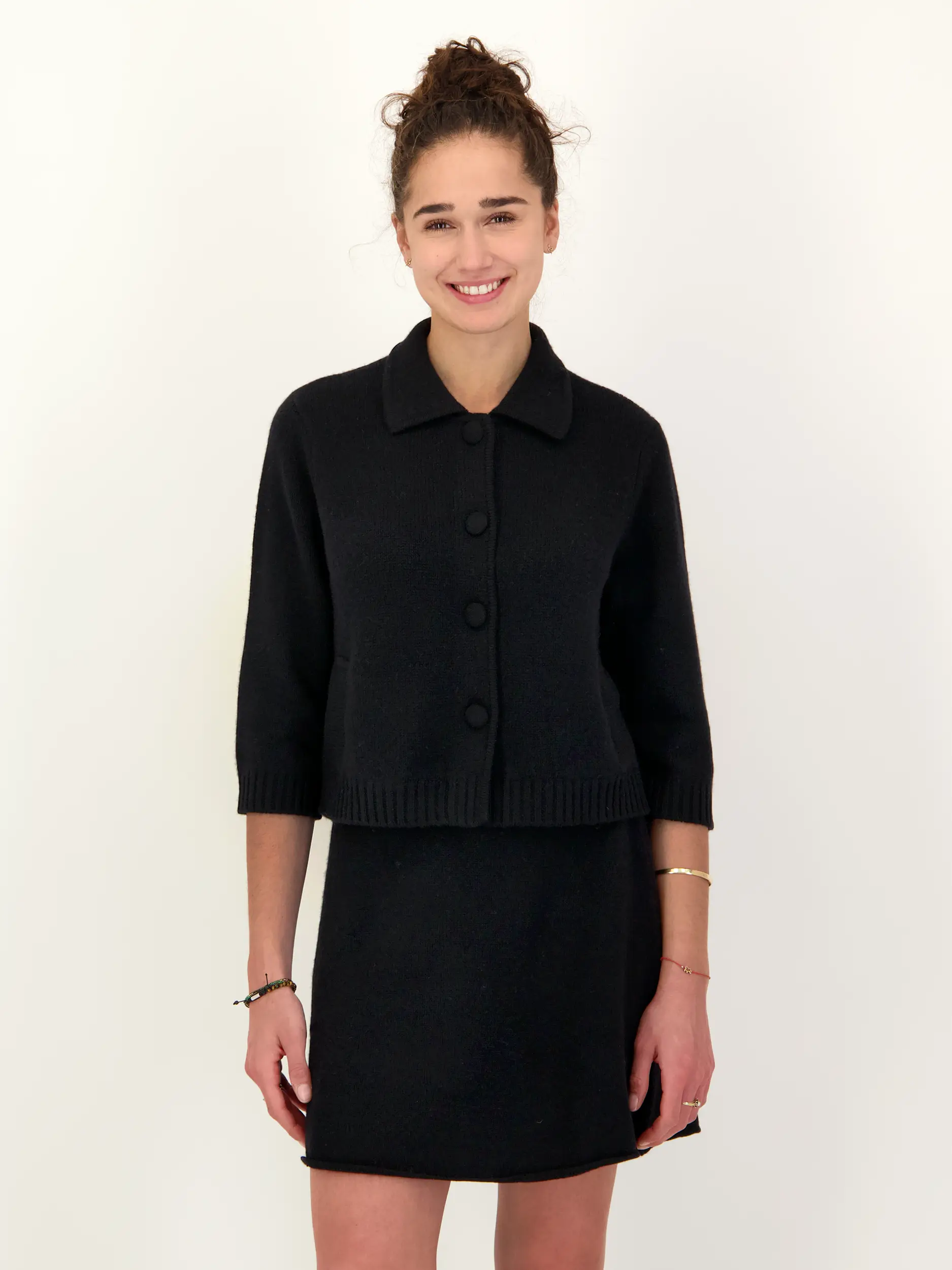 Strickjacke Studio 'Laura' aus Kaschmir 3/4-Arm  - Artikel Vorderseite getragen von einem Modell - Farbe: Schwarz