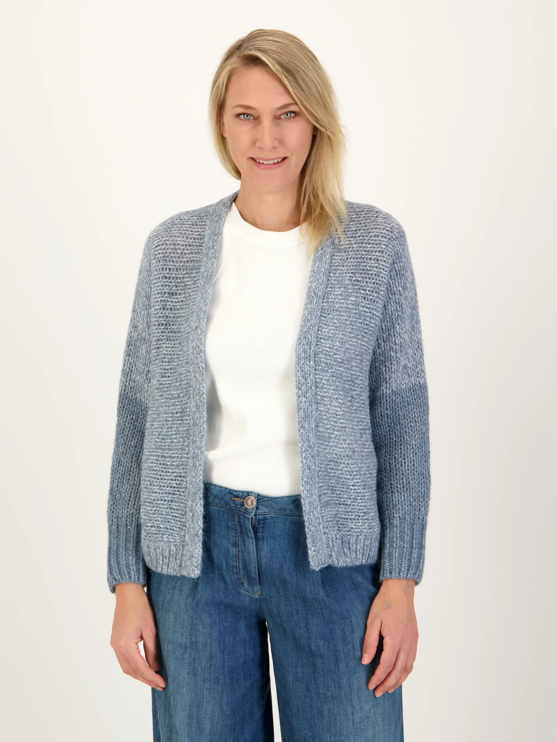 Strickjacke aus Woll-Mix - Artikel Vorderseite getragen von einem Modell