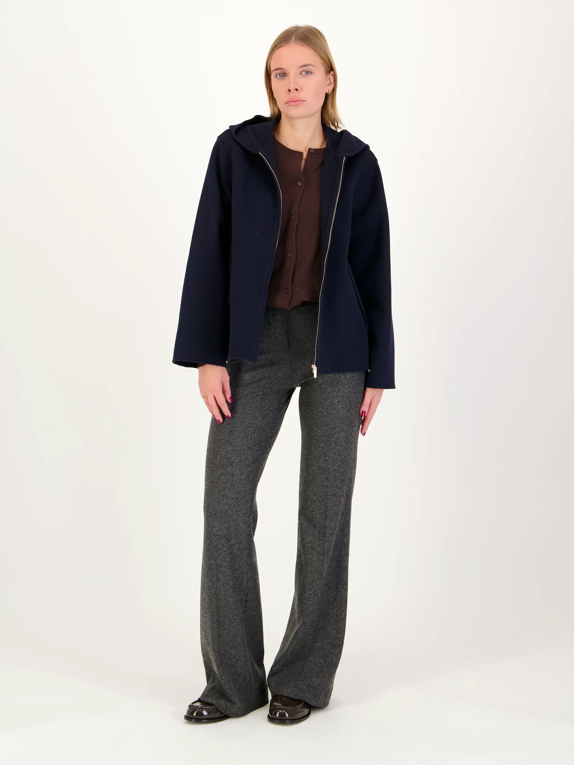 Strickjacke aus Kaschmir - Artikel Teil eines Outfits getragen von einem Modell - Farbe: Braun