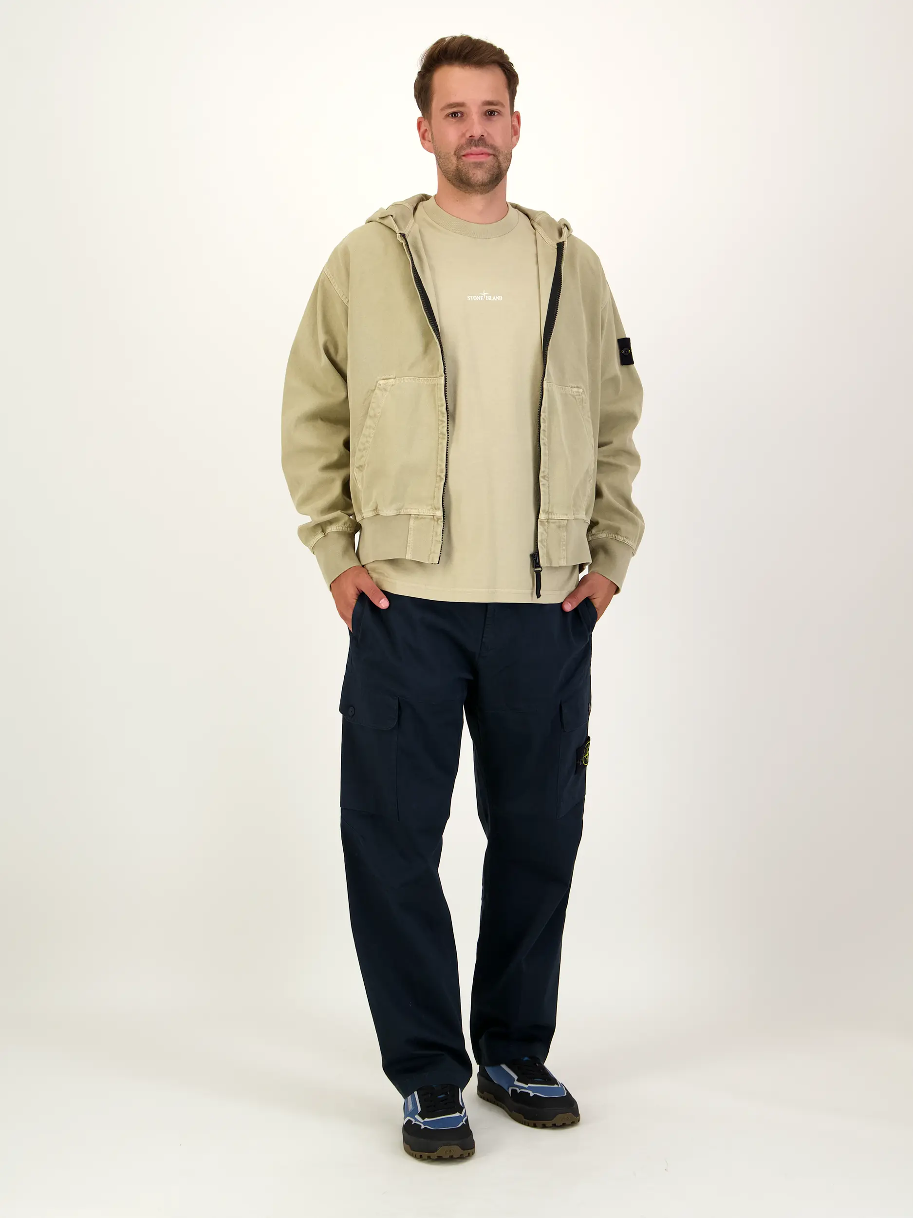 Jacke mit Kapuze - Artikel Teil eines Outfits getragen von einem Modell